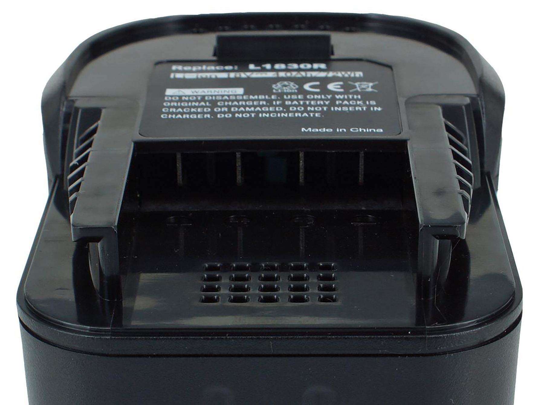 Batteria nera con testo: Replace L1830R, avvertenze e 'Made in China'. Con fori di ventilazione e clip.