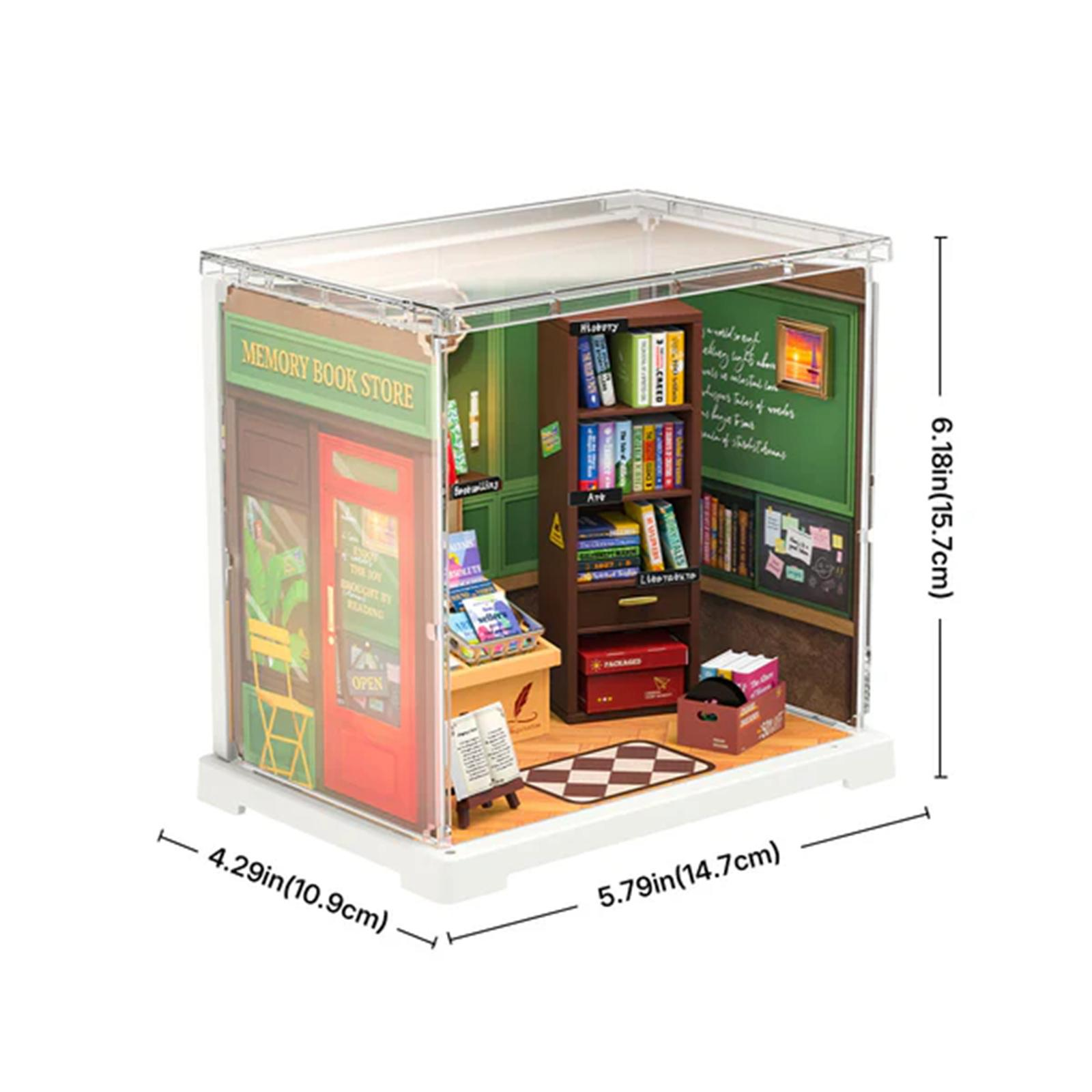 Miniatur-Buchladendiorama. Es hat Bücher, eine Theke und eine offene Tür. Maße sind beschriftet.