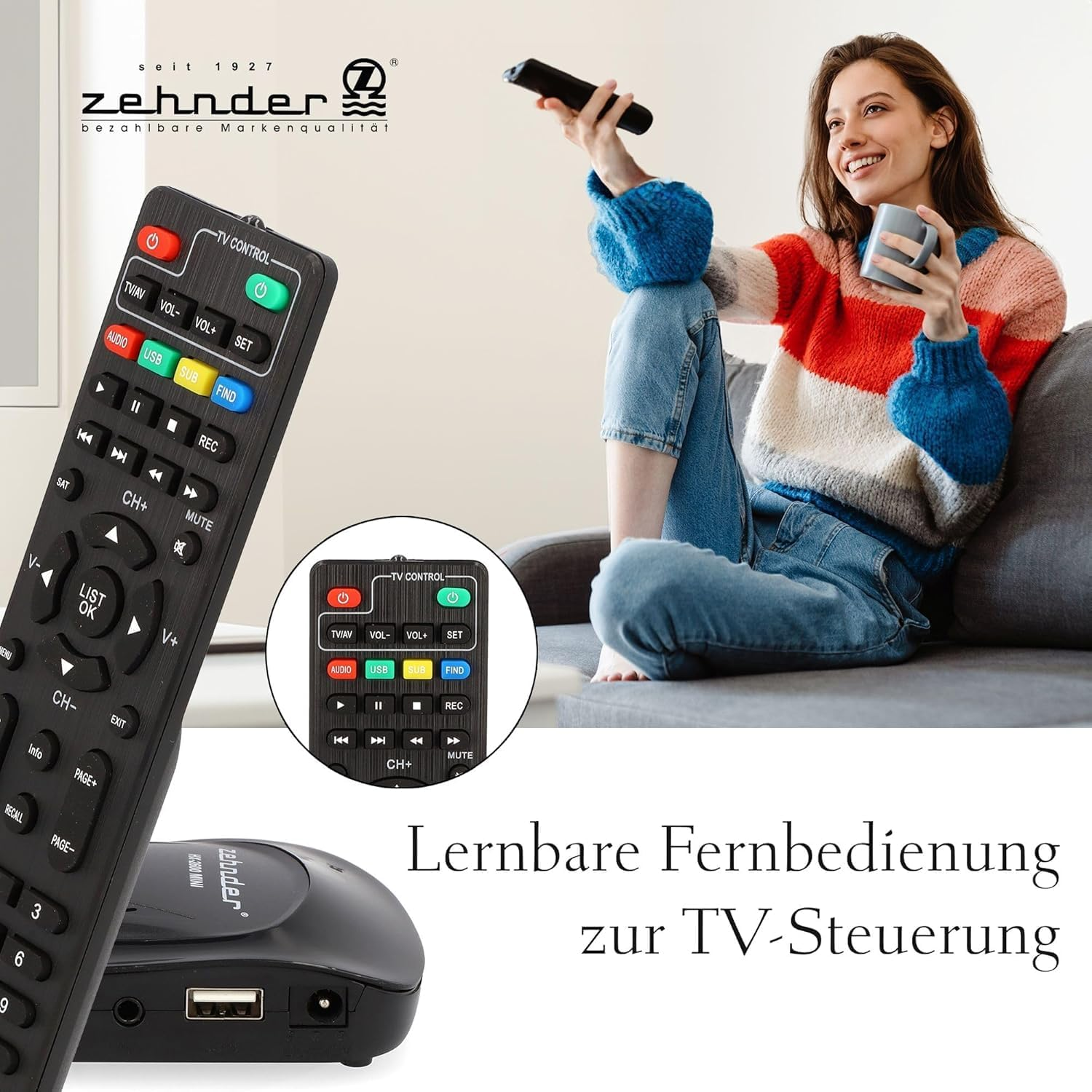 Eine Frau hält eine Tasse und eine Fernbedienung. Eine TV-Fernbedienung befindet sich im Vordergrund, ein Gerät unten.