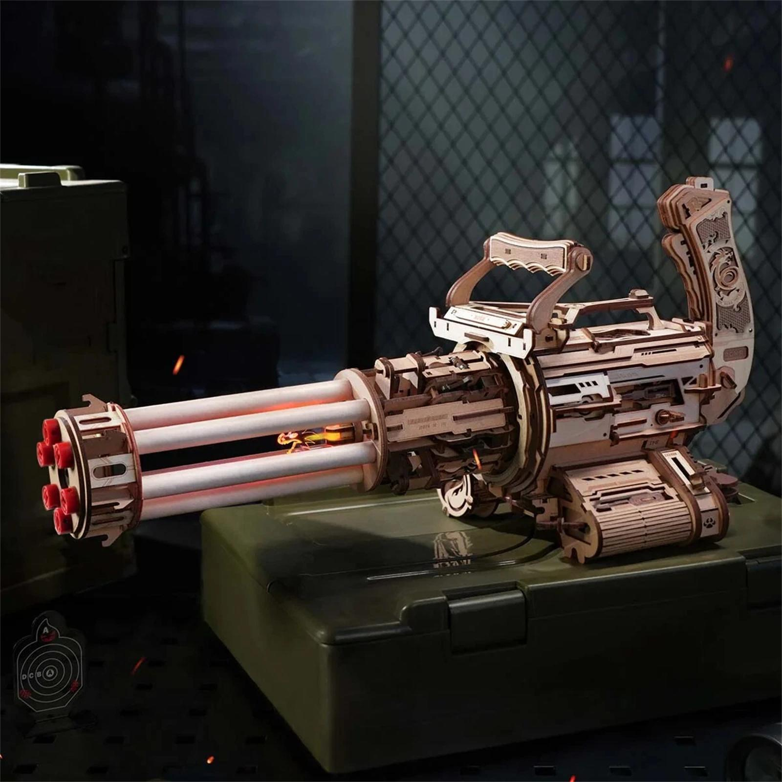 Hölzernes Gatling-Gewehr-Modell auf einer grünen Kiste. Die Waffe hat rote und weiße Teile. Der Hintergrund ist dunkel mit einem Ziel.