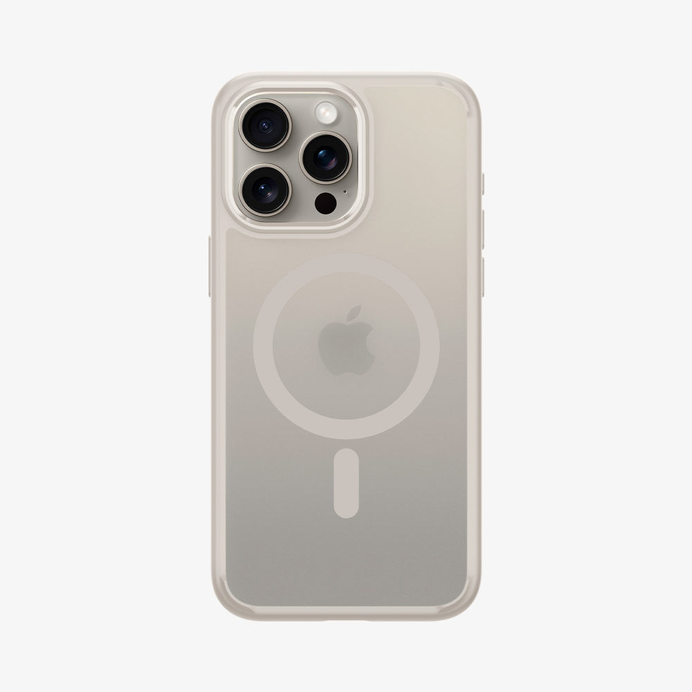 iPhone in een doorzichtige hoes, zichtbare cameralenzen en Apple-logo. De hoes heeft een MagSafe-ring en een witte achtergrond.