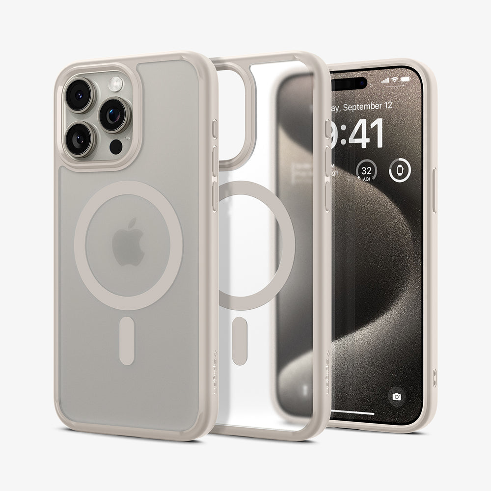 Een iPhone met een hoesje en een doorzichtig telefoonhoesje. De telefoon toont de tijd. De hoes is lichtgrijs.
