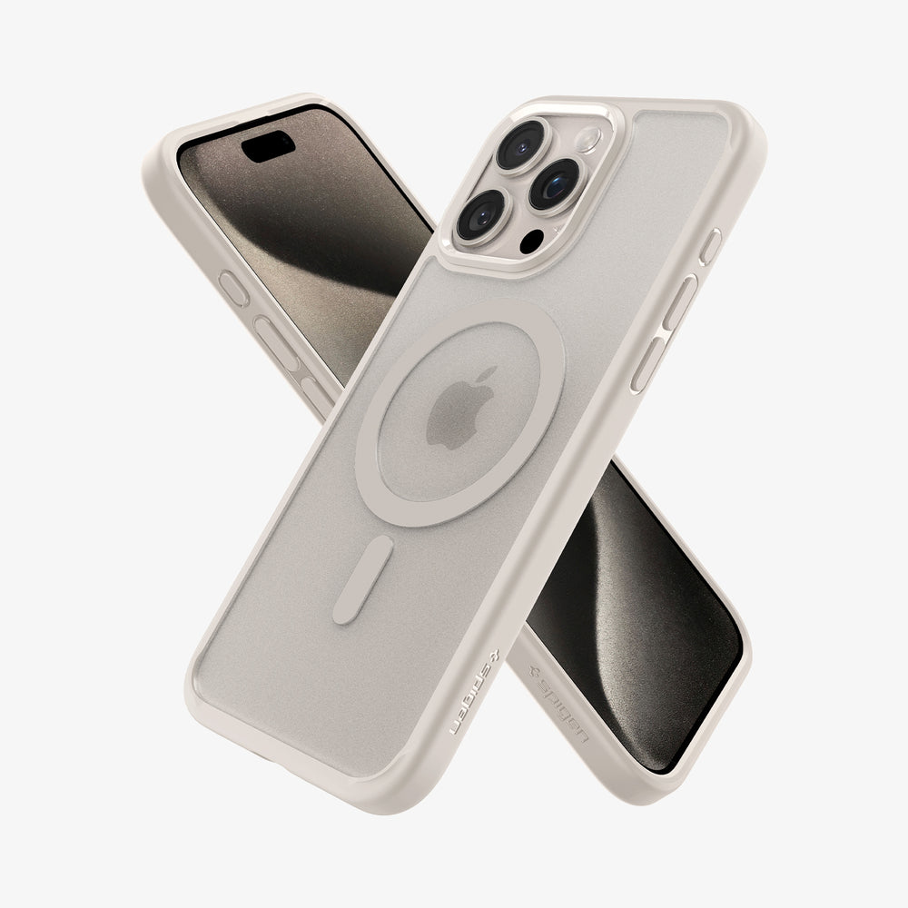 Twee iPhone-hoesjes met een doorzichtige achterkant en witte randen gekruist. Eén toont het scherm, de ander het Apple-logo en Spigen.