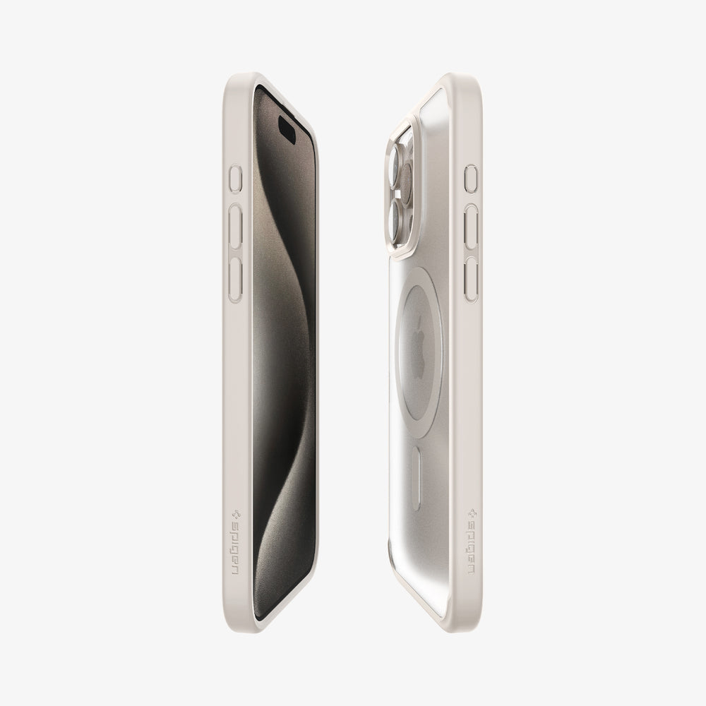 Twee iPhone 14 Pro's, in lichtbeige hoesjes, worden naast elkaar getoond. Het scherm van één is zichtbaar. Transparante hoes met Apple-logo.