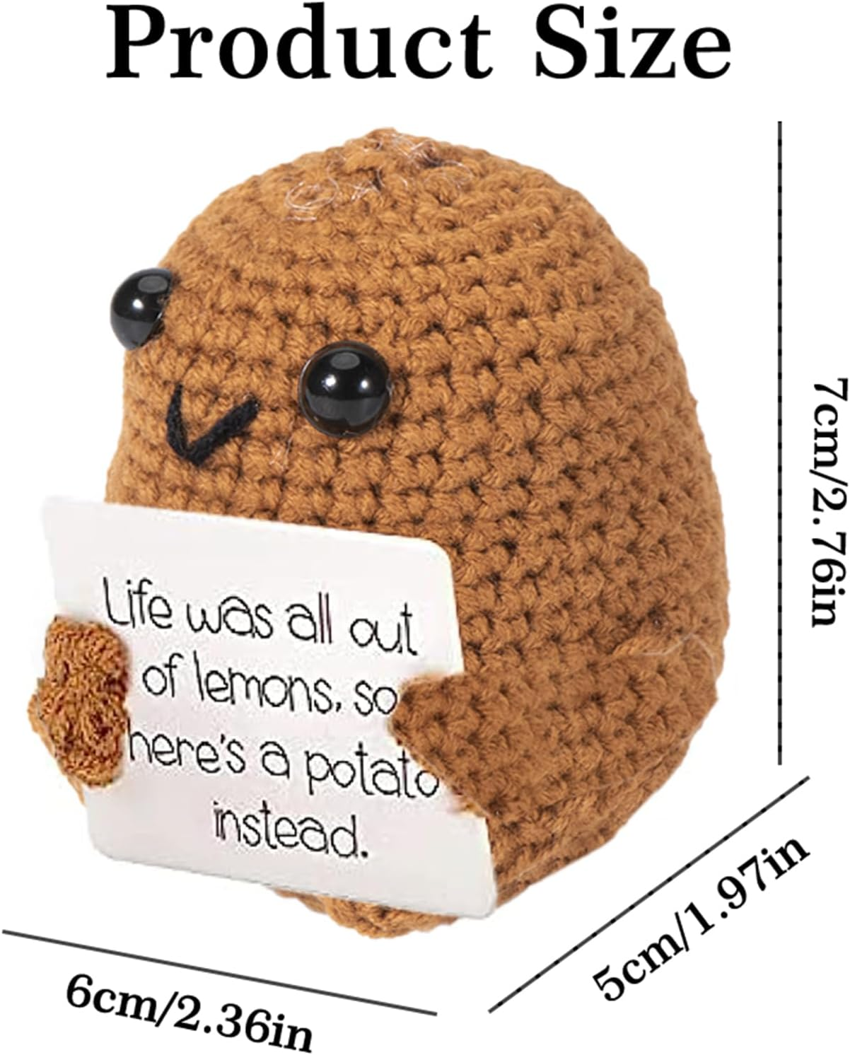 Eine braune gehäkelte Kartoffel mit schwarzen Augen, die ein Schild mit der Aufschrift 'Life was all out of lemons, so here's a potato instead.' hält.