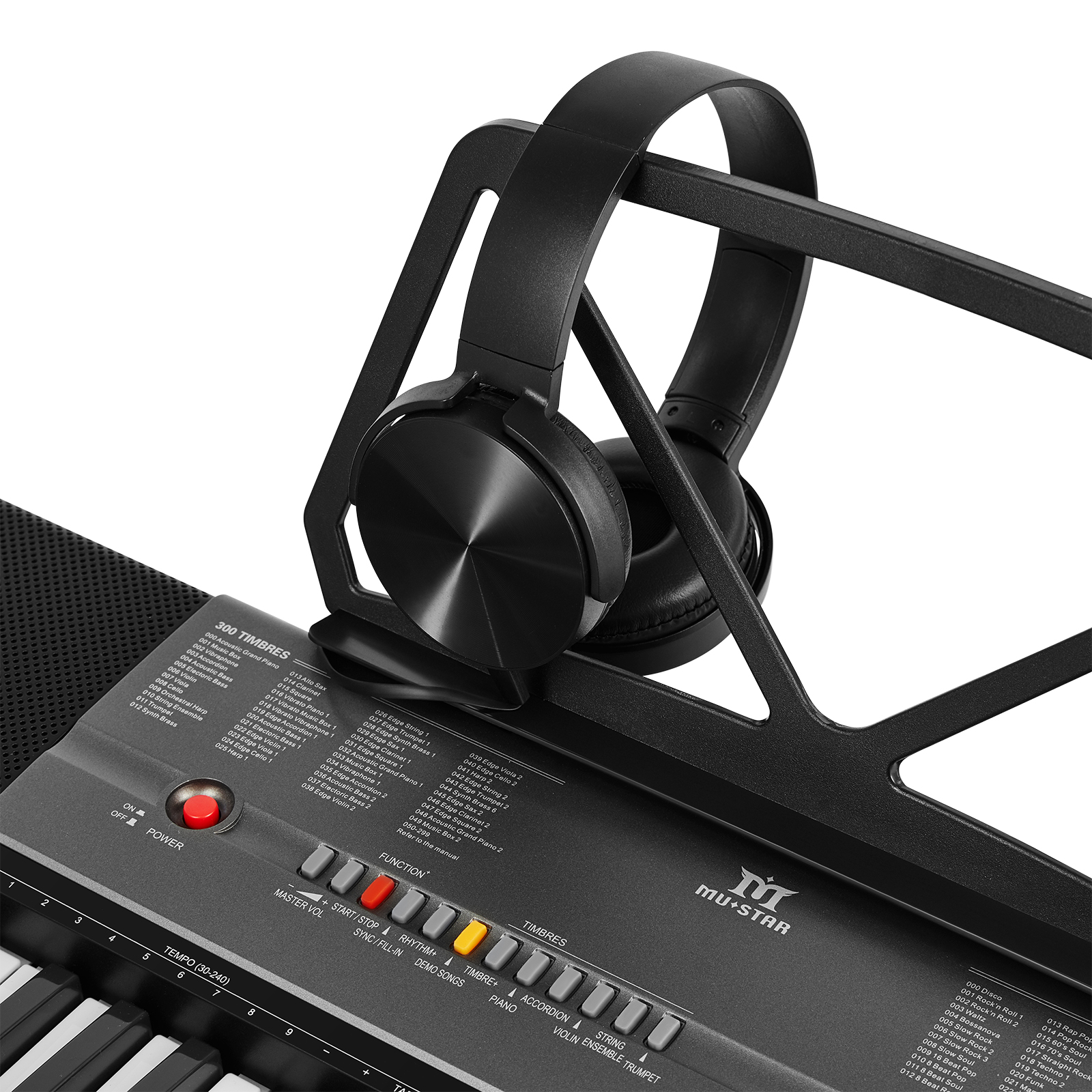 Schwarze Kopfhörer auf schwarzem Ständer über einer Tastatur mit Funktionstasten und Musikinstrumenten.