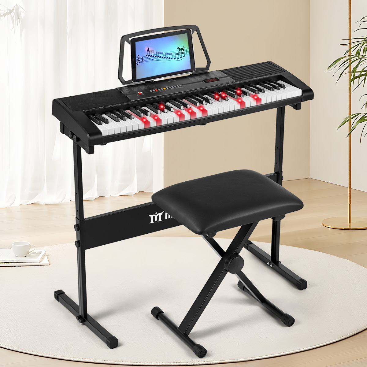 Ein schwarzes Keyboard mit einem Tablet, das Musik anzeigt, einem schwarzen Hocker und einem weißen Teppich.