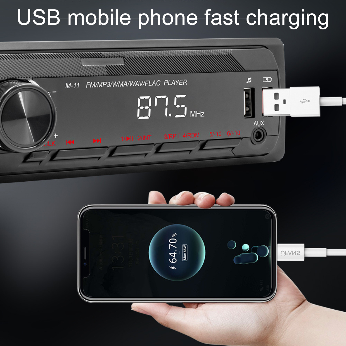 Ein Telefon wird über ein USB-Kabel aufgeladen, das an ein Autoradio angeschlossen ist. Der Telefonbildschirm zeigt 64,70 % Ladung.