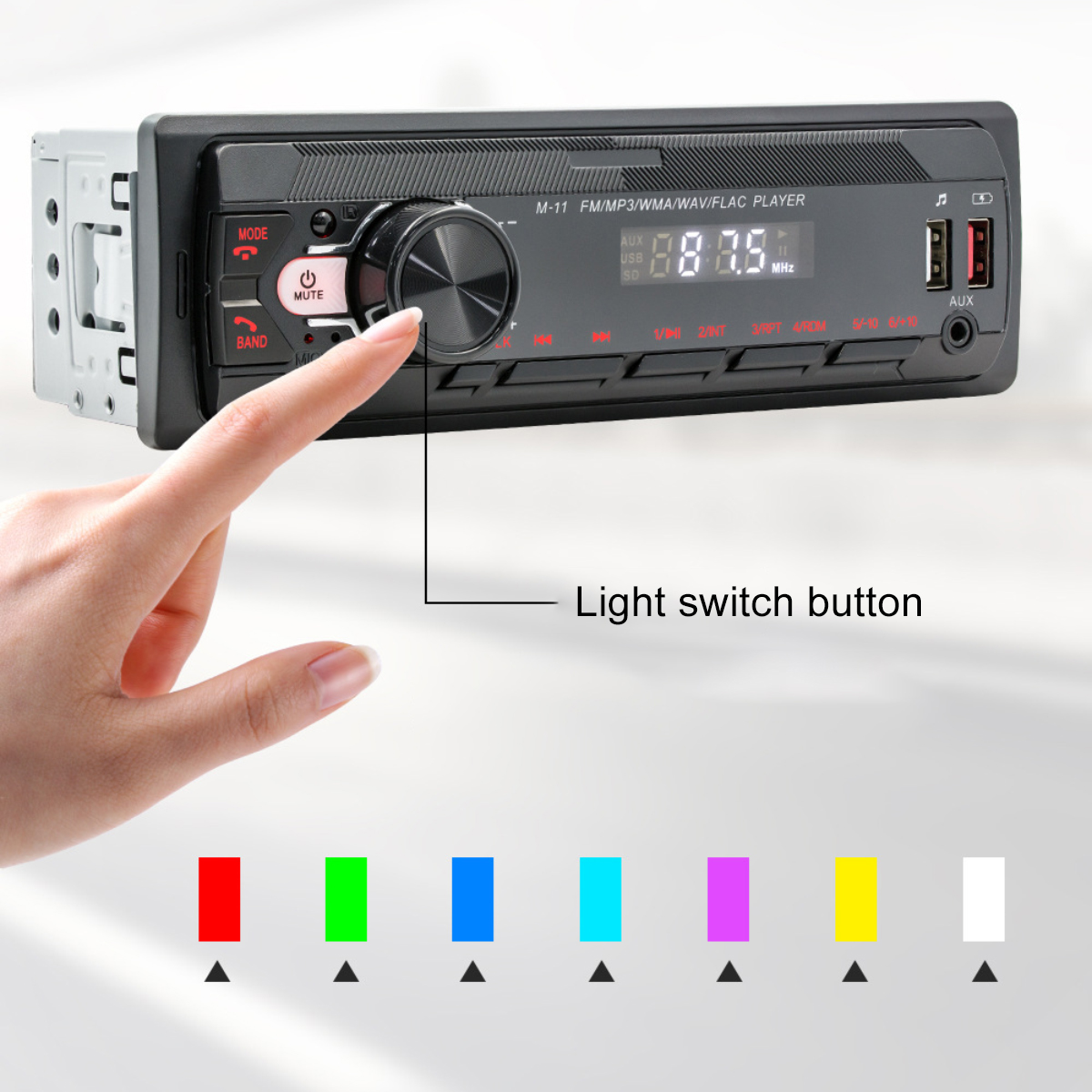 Eine Hand berührt die Steuerung eines Autoradios. Das Radio hat ein Display und Knöpfe. Farbige Quadrate befinden sich unten.