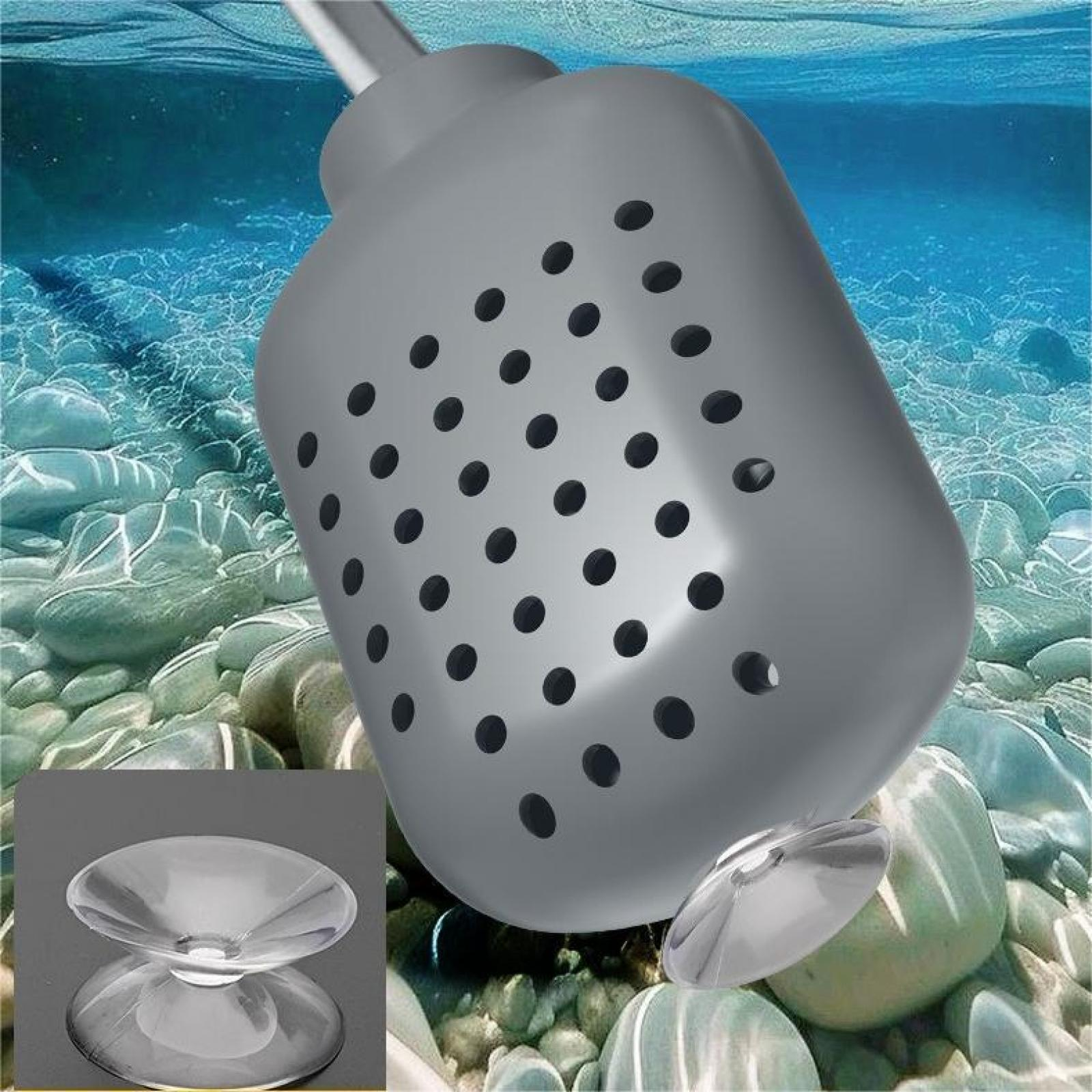 Ein graues, perforiertes Unterwasserobjekt mit Saugnäpfen. Der Hintergrund zeigt Felsen und Wasser.