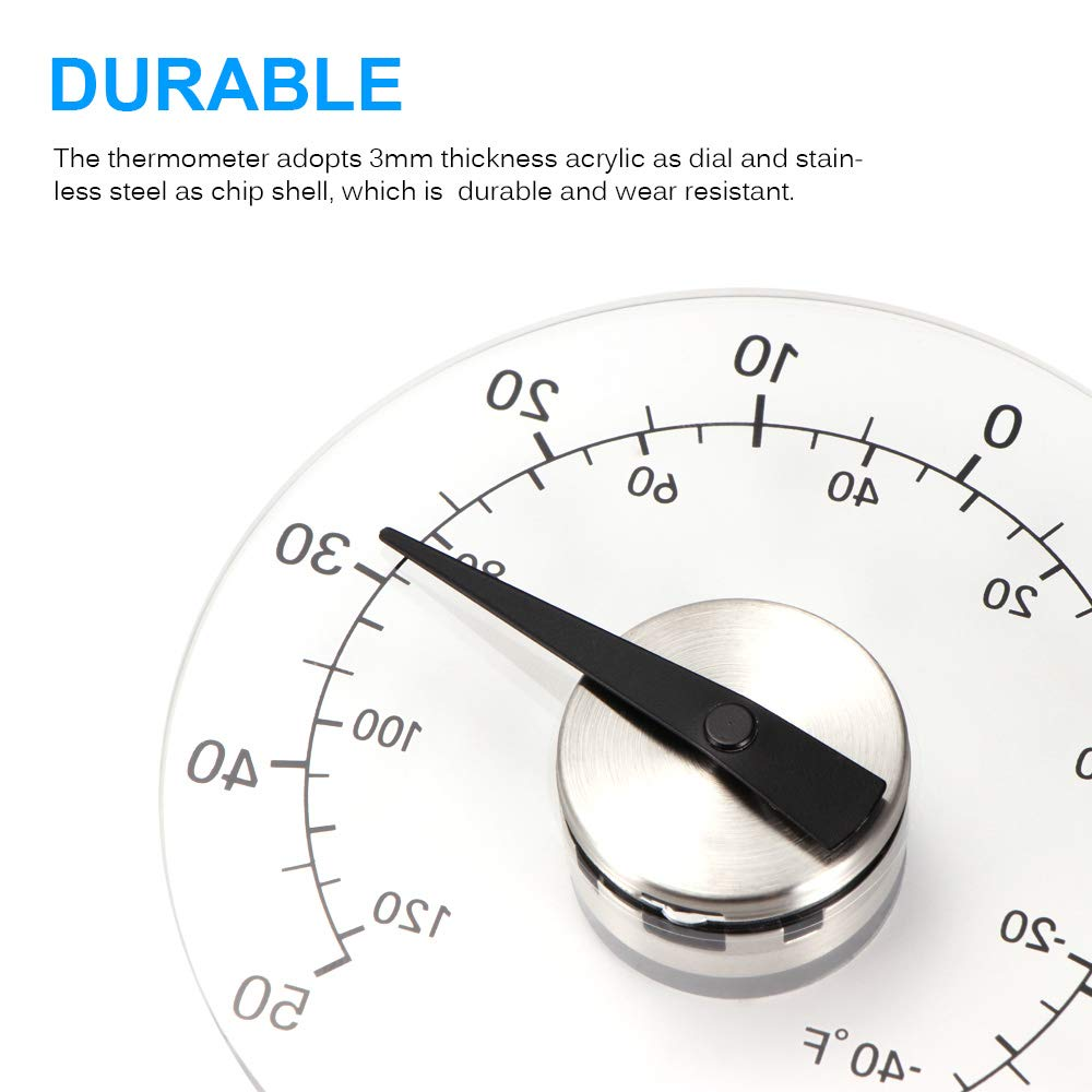Nahaufnahme eines Thermometers. Es hat ein weißes Zifferblatt mit Zahlen, eine schwarze Nadel und einen silbernen Sockel. Oben steht das Wort DURABLE.