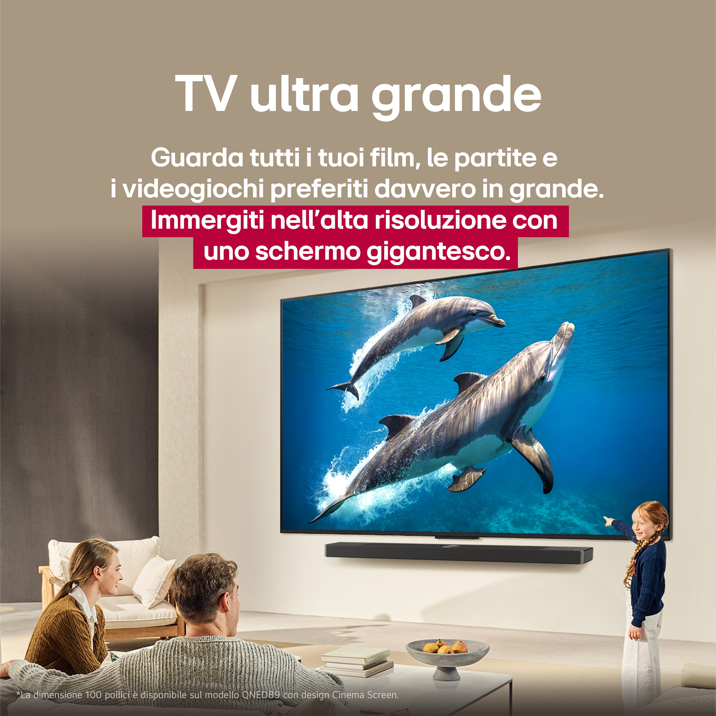 Una famiglia guarda una grande TV con delfini. Una bambina indica lo schermo. Il testo dice 'TV ultra grande'.