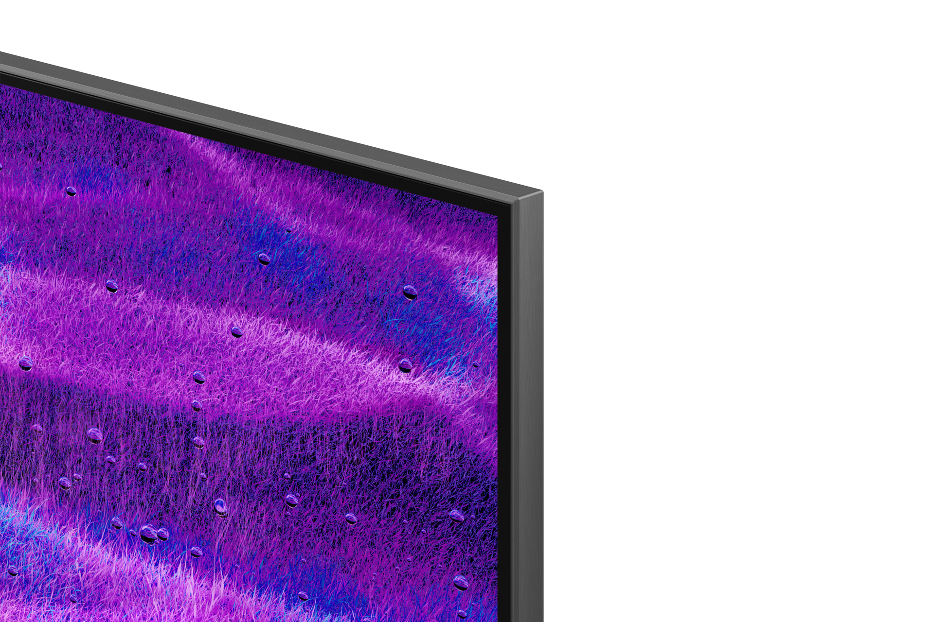 Primo piano di uno schermo TV che mostra un motivo astratto viola e blu, forse erba, con goccioline d'acqua, su sfondo bianco.