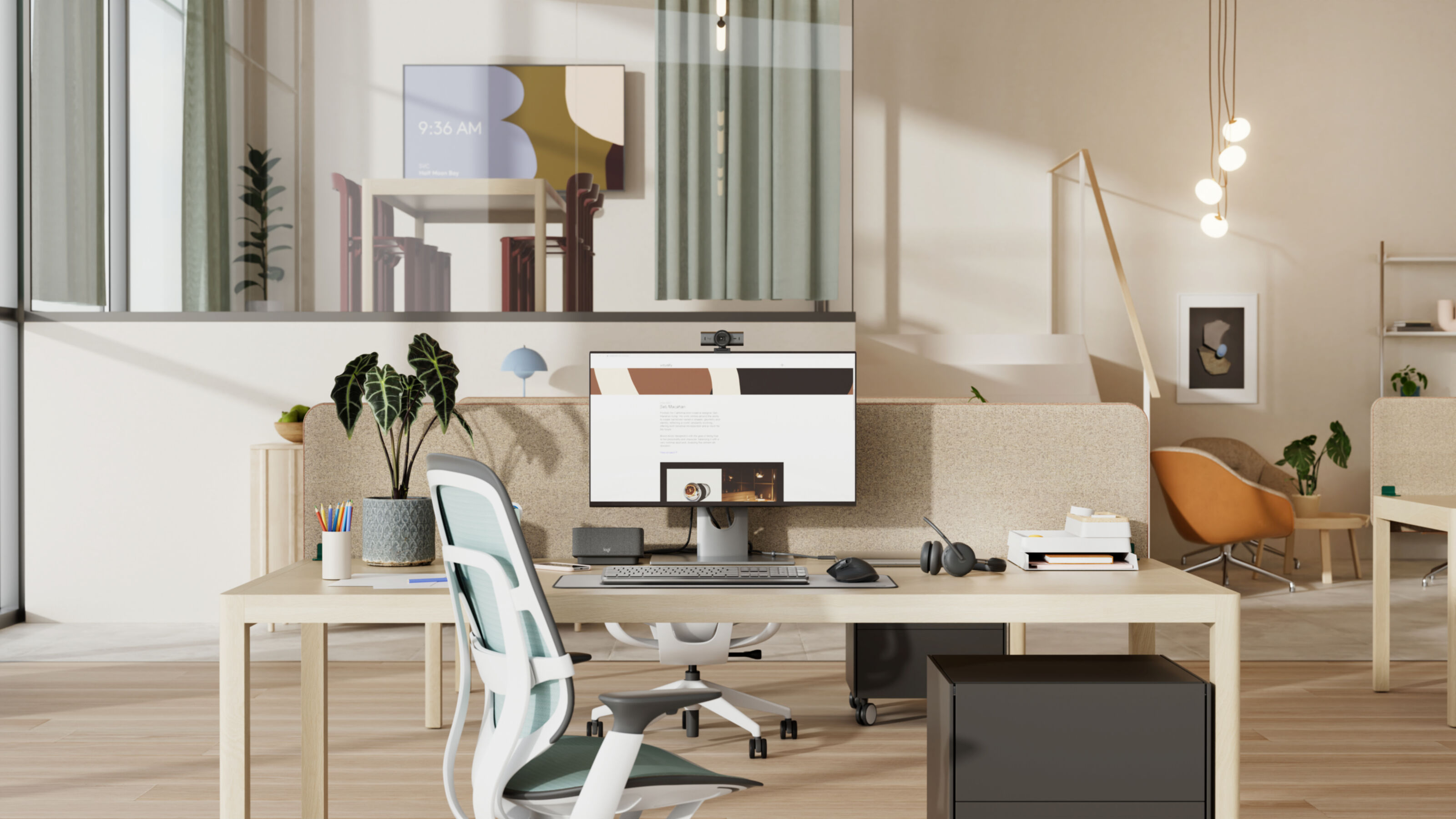 Nowoczesne biuro z biurkami, roślinami i dużym monitorem. Widoczny fotel i słuchawki. Tło obejmuje dzieła sztuki i zasłony.