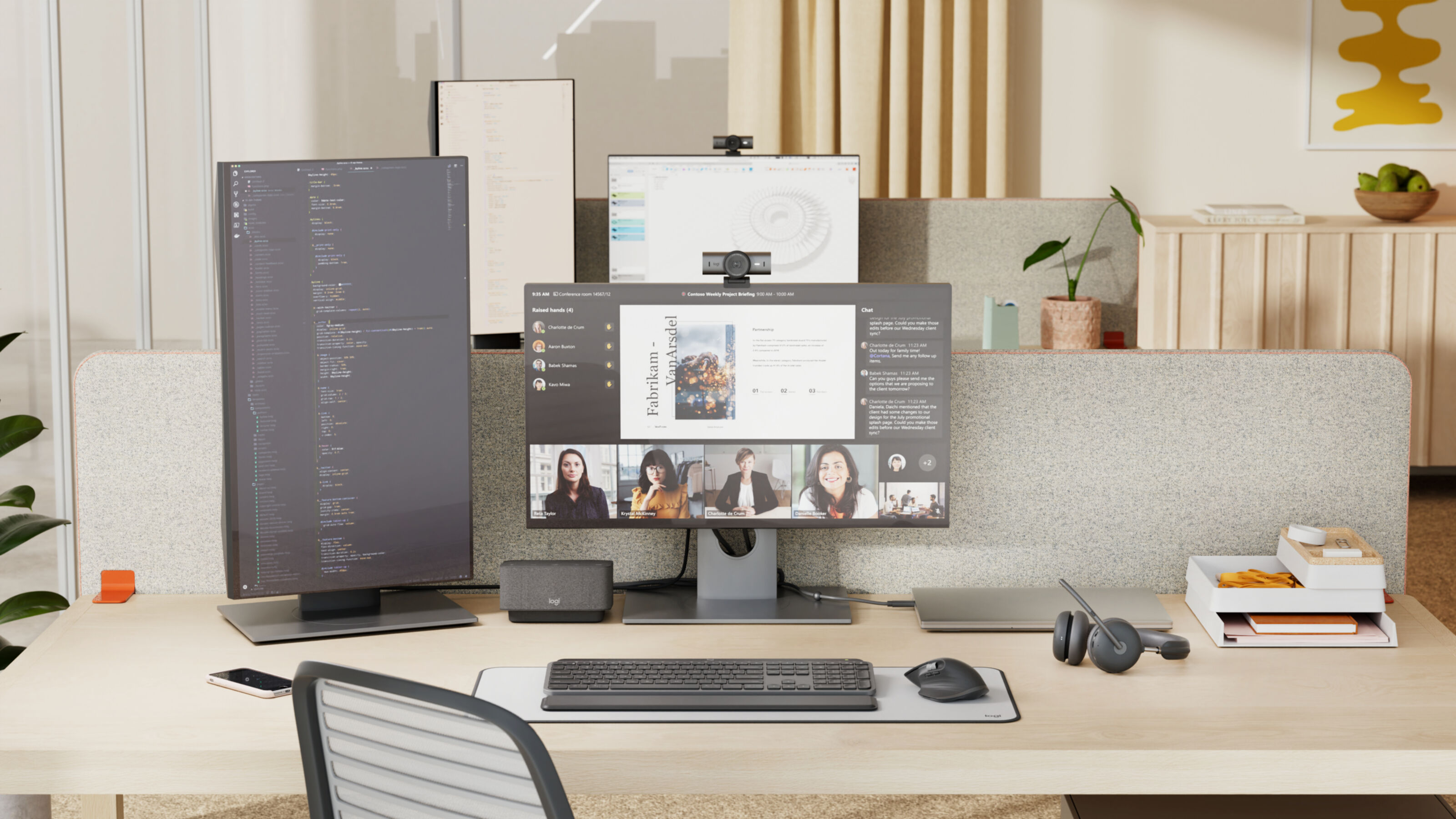 Nowoczesne ustawienie biurka z wieloma monitorami, klawiaturą, myszą, zestawem słuchawkowym, telefonem i trwającą wideokonferencją.