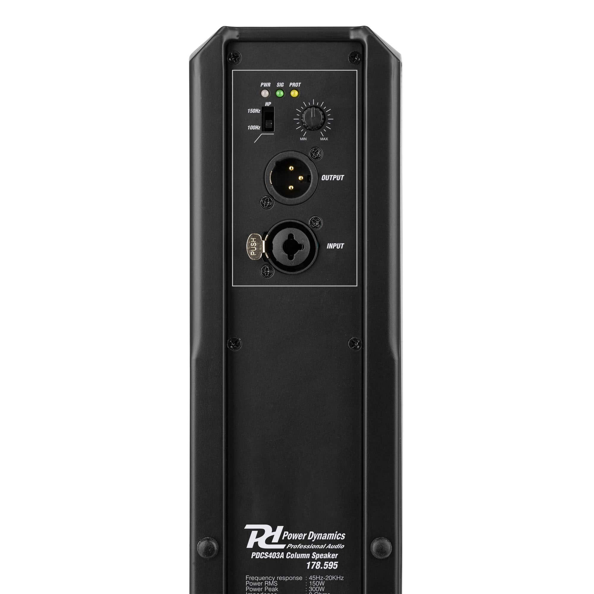 Altavoz negro con panel de control. Tiene conectores de entrada y salida, indicadores de alimentación y un mando de volumen.
