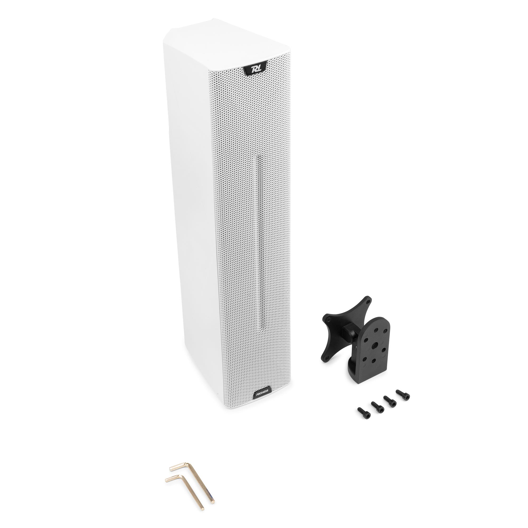 Altavoz blanco con soporte de montaje, tornillos y llaves en superficie blanca. El altavoz tiene rejilla frontal.