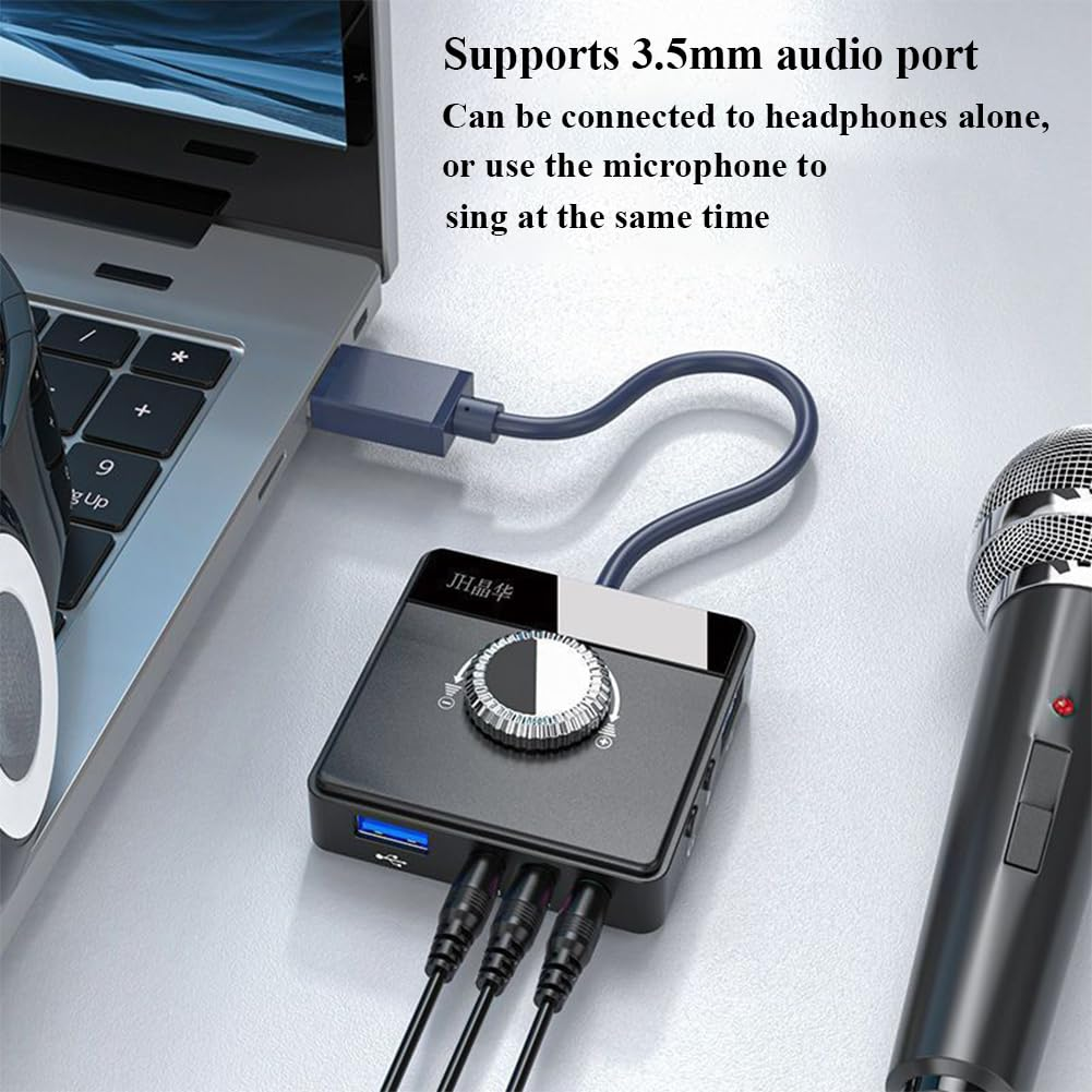 Ein schwarzes Audio-Interface ist mit einem Laptop verbunden. Ein Mikrofon und Kopfhörer sind ebenfalls angeschlossen. Text zeigt den Audioanschluss an.