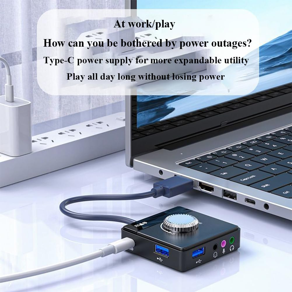 Laptop verbunden mit einem schwarzen Hub mit USB-Anschlüssen. Ein weißes Ladegerät ist an eine Steckdosenleiste angeschlossen.