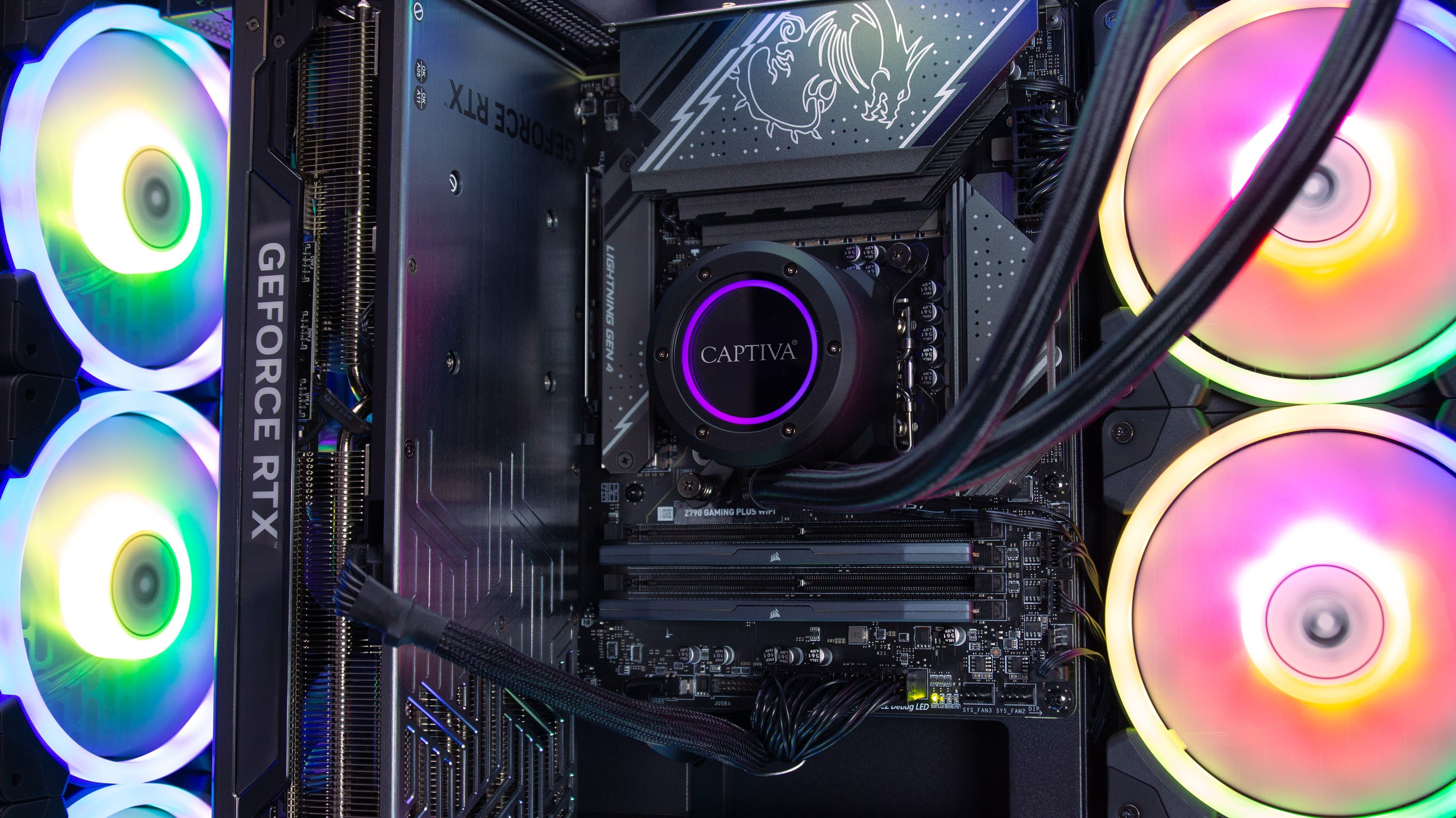 All'interno di un case per computer. Un dissipatore CPU con logo CAPTIVA, una scheda madre e ventole con luci colorate sono visibili.