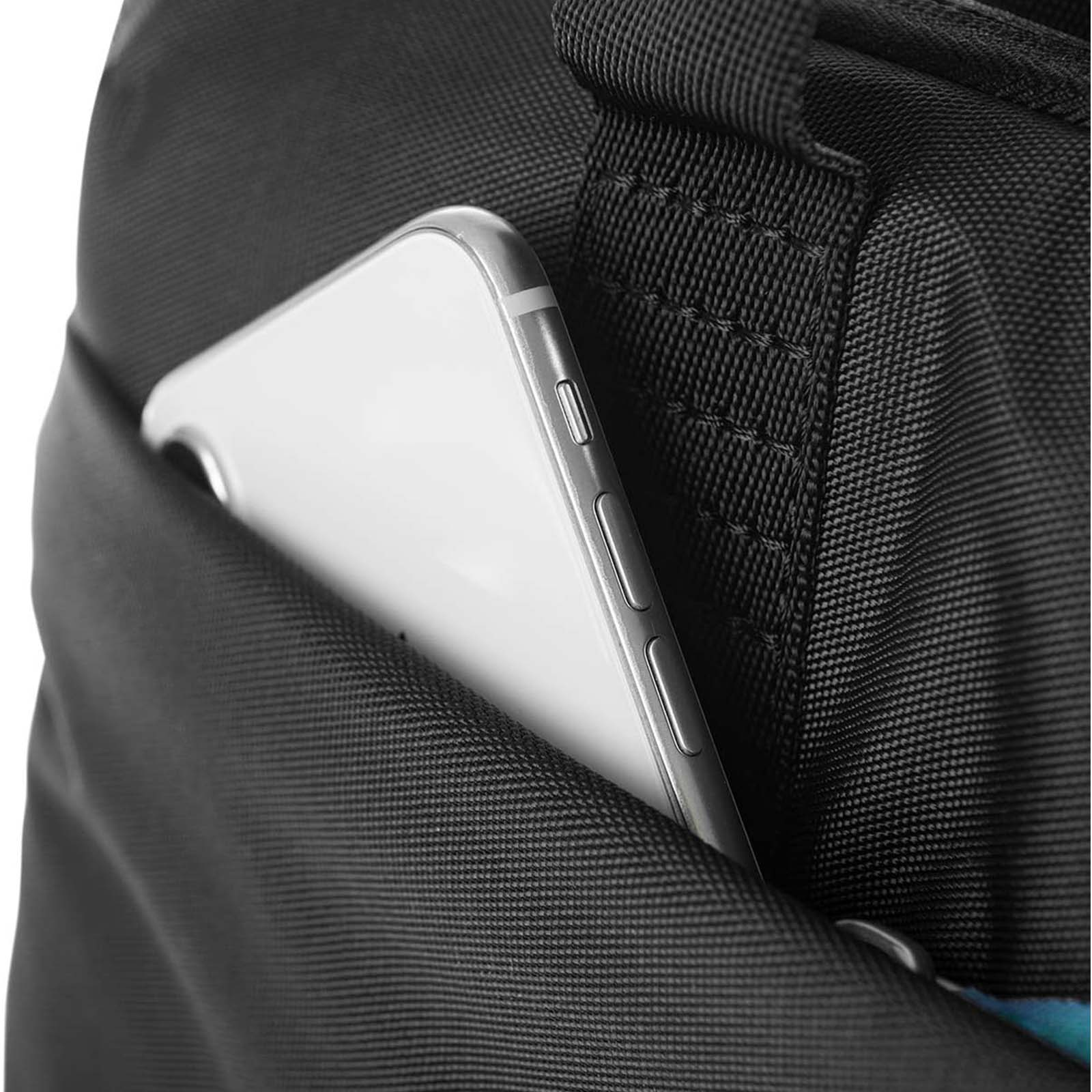 Un smartphone argenté dans une poche en tissu noir. Le téléphone est partiellement visible. Le tissu a un motif texturé.