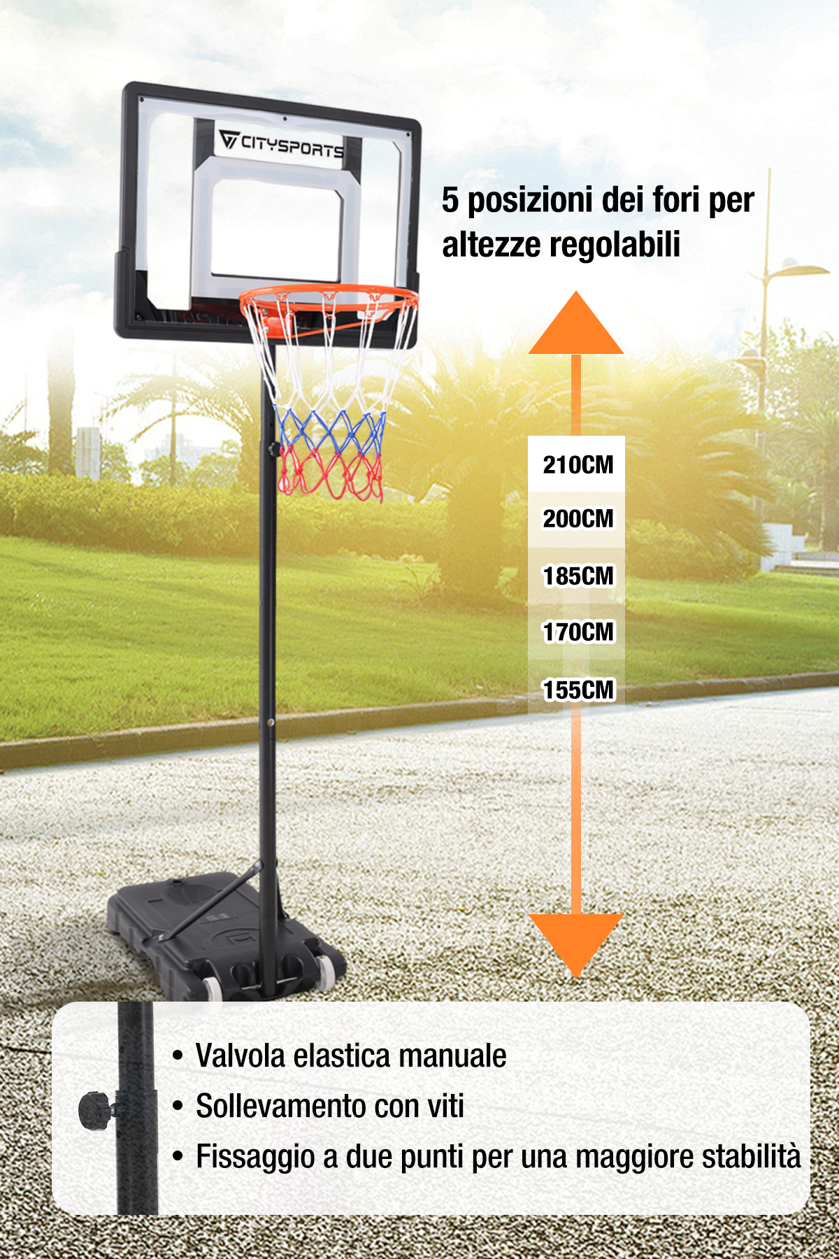 Un canestro da basket con altezze regolabili è mostrato. Il canestro ha una cornice nera, una rete arancione e una base con ruote. Lo sfondo è verde.