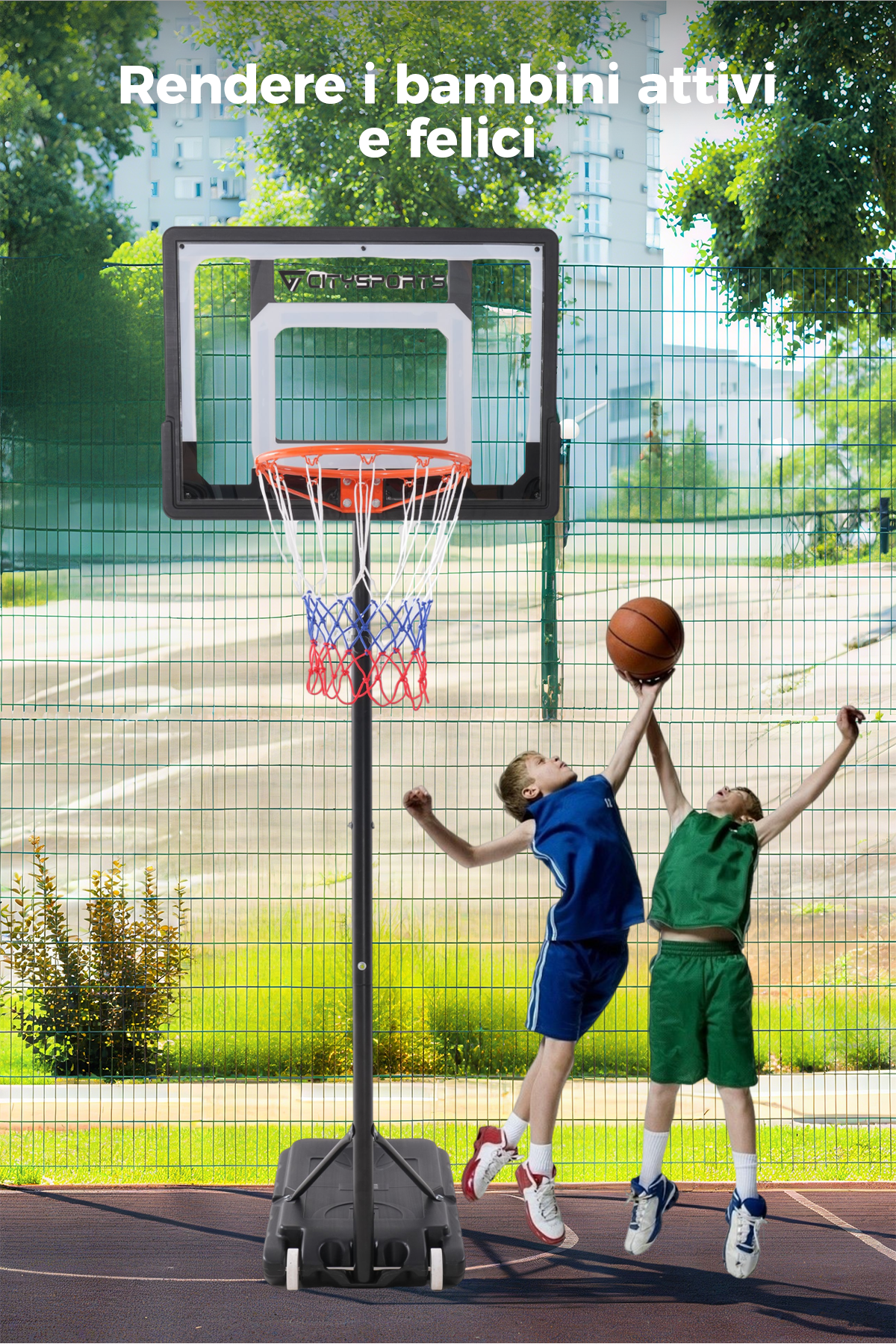 Due ragazzi saltano per un pallone da basket vicino a un canestro. La scena si svolge su un campo con una recinzione verde e alberi sullo sfondo.