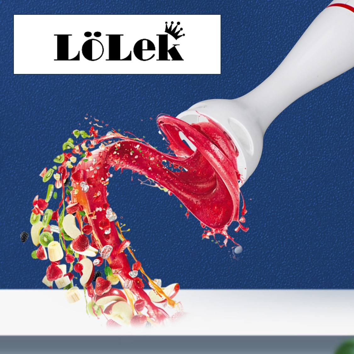 Una batidora blanca vierte batido rojo mezclado con frutas como fresas, plátanos y kiwi. Fondo azul y superficie blanca.