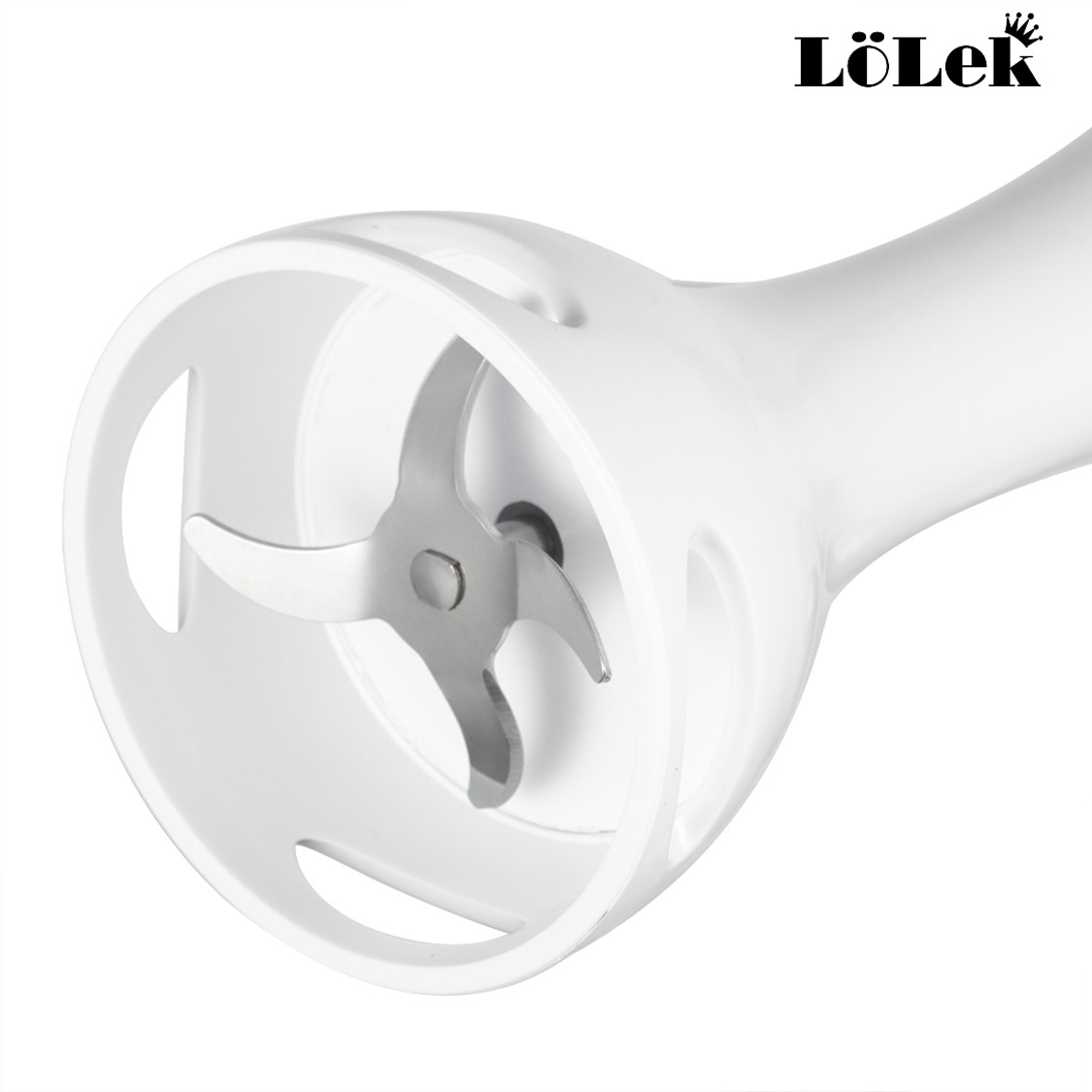 Primer plano de una batidora de mano blanca. Una cuchilla plateada es visible dentro del cabezal de mezcla blanco. La marca 'Lölek' está arriba.