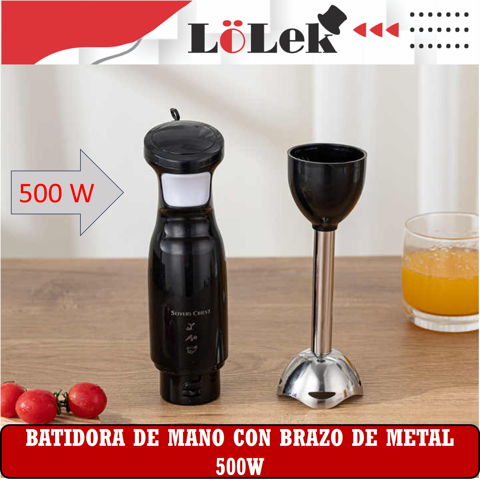 Una batidora de mano negra con brazo metálico, con un vaso de zumo de naranja y tomates sobre una mesa de madera. Texto '500W'.