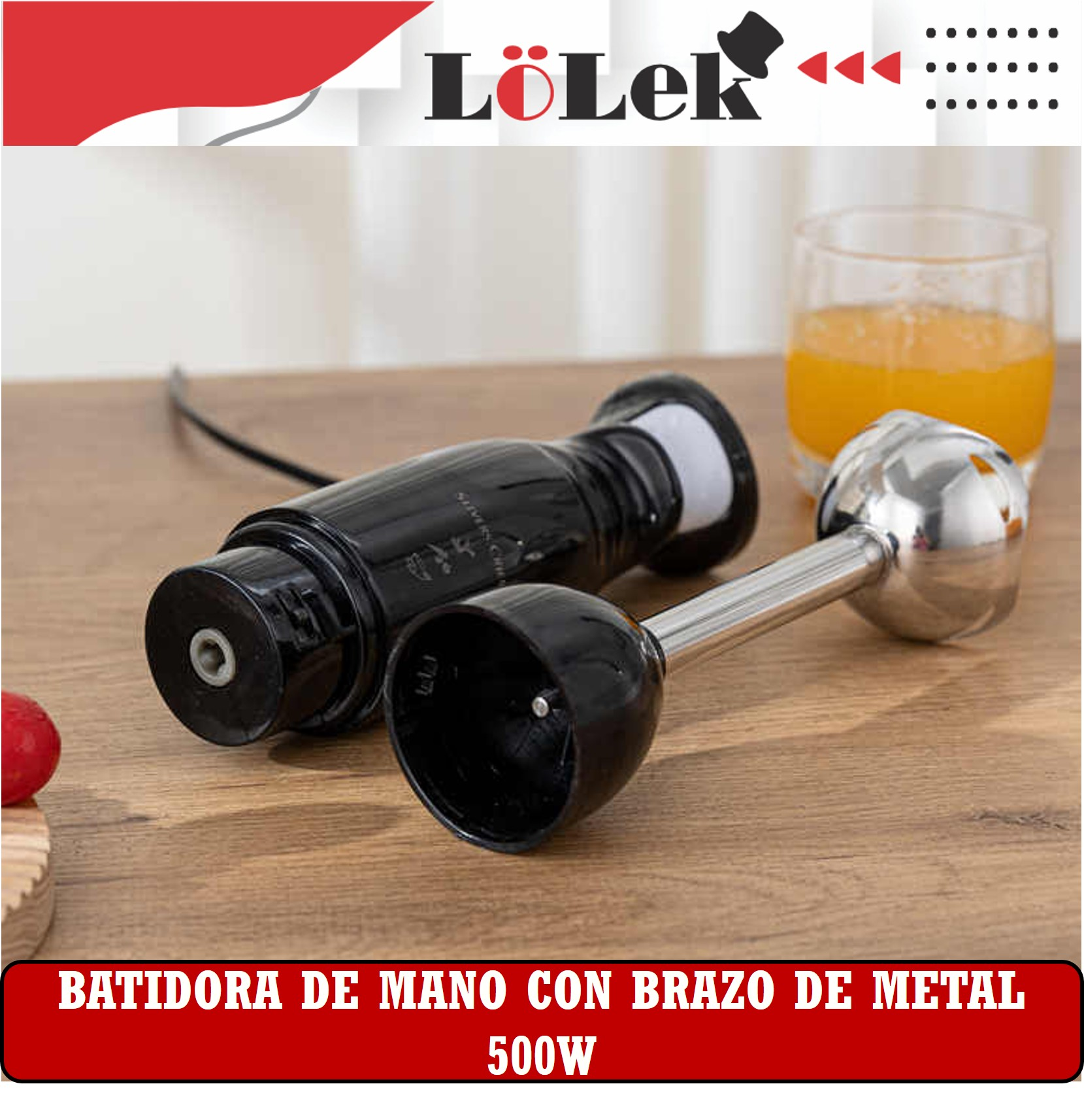 Una batidora de mano negra con brazo de metal sobre una superficie de madera, con un vaso de zumo de naranja al fondo.