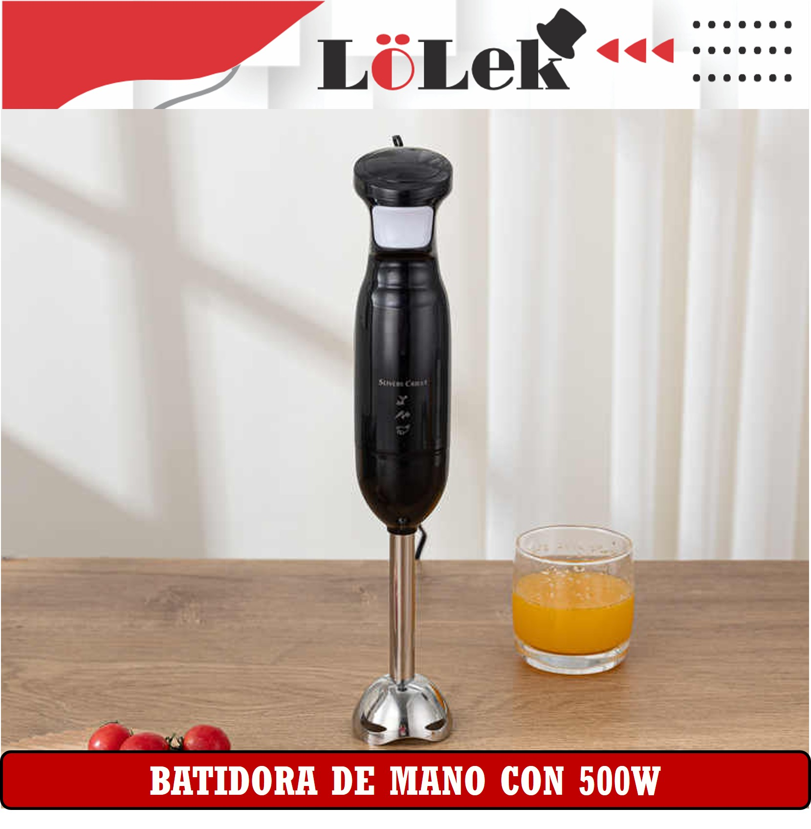 Una batidora de mano negra sobre una mesa de madera con un vaso de zumo de naranja. Tomates en primer plano. El logo es visible.