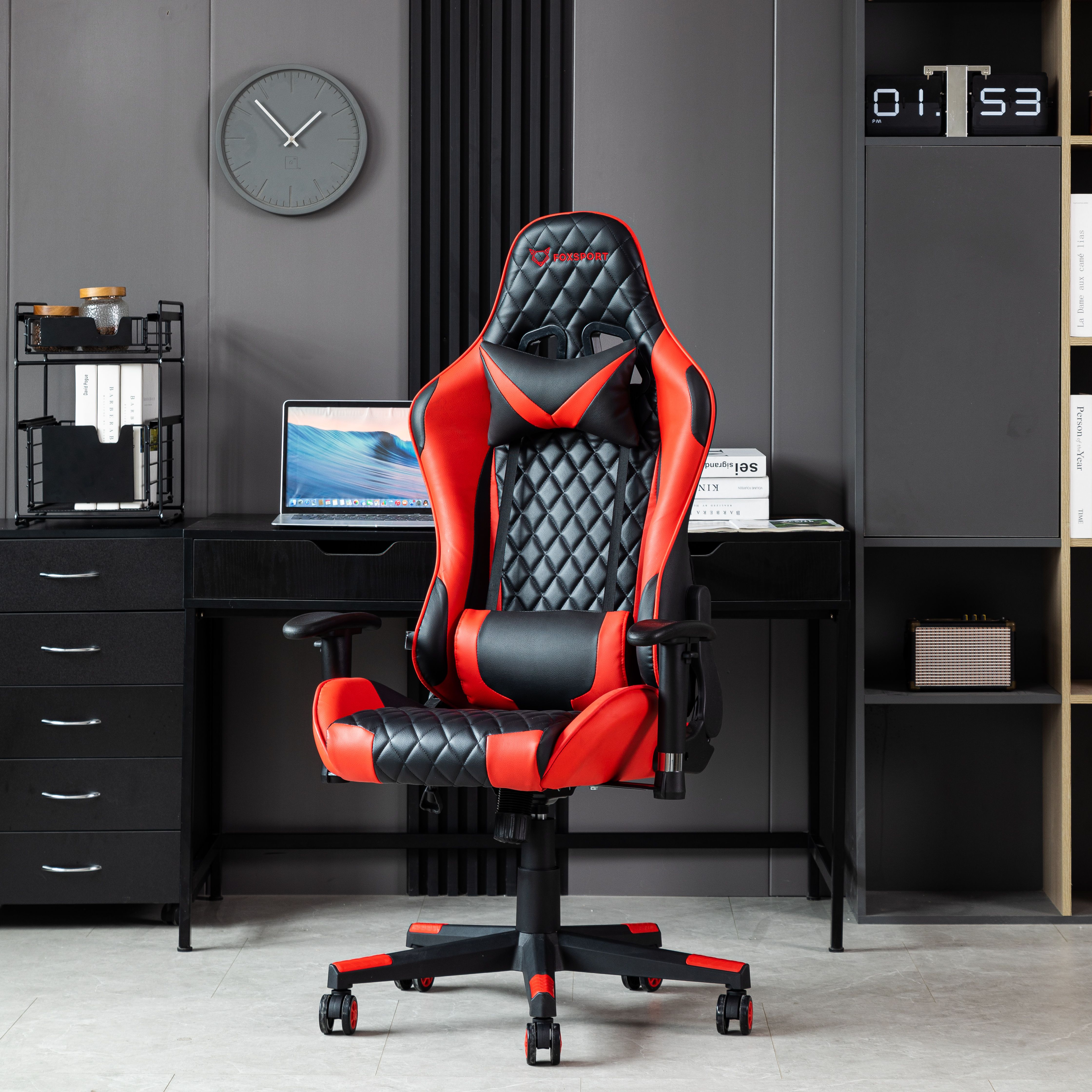 Una silla gaming con detalles rojos y negros domina una habitación. Un reloj, escritorio y estanterías están en el fondo.
