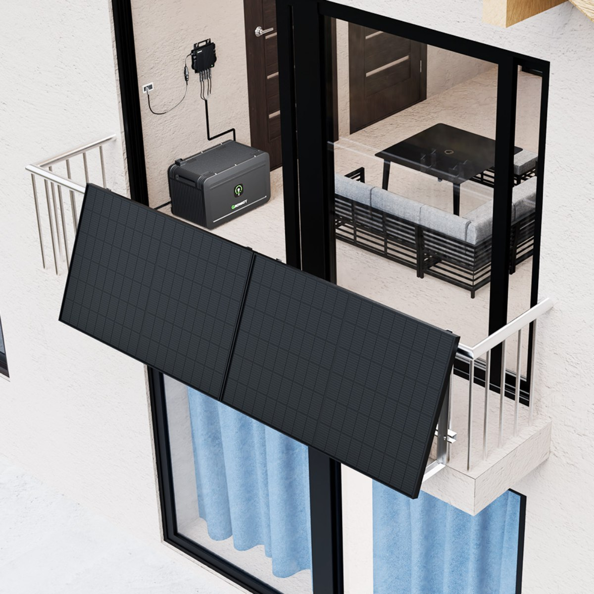 Ein Balkon mit schwarzen Sonnenkollektoren. Eine graue Stromstation ist mit einer schwarzen Box verbunden. Drinnen sind Tisch und Sofa.