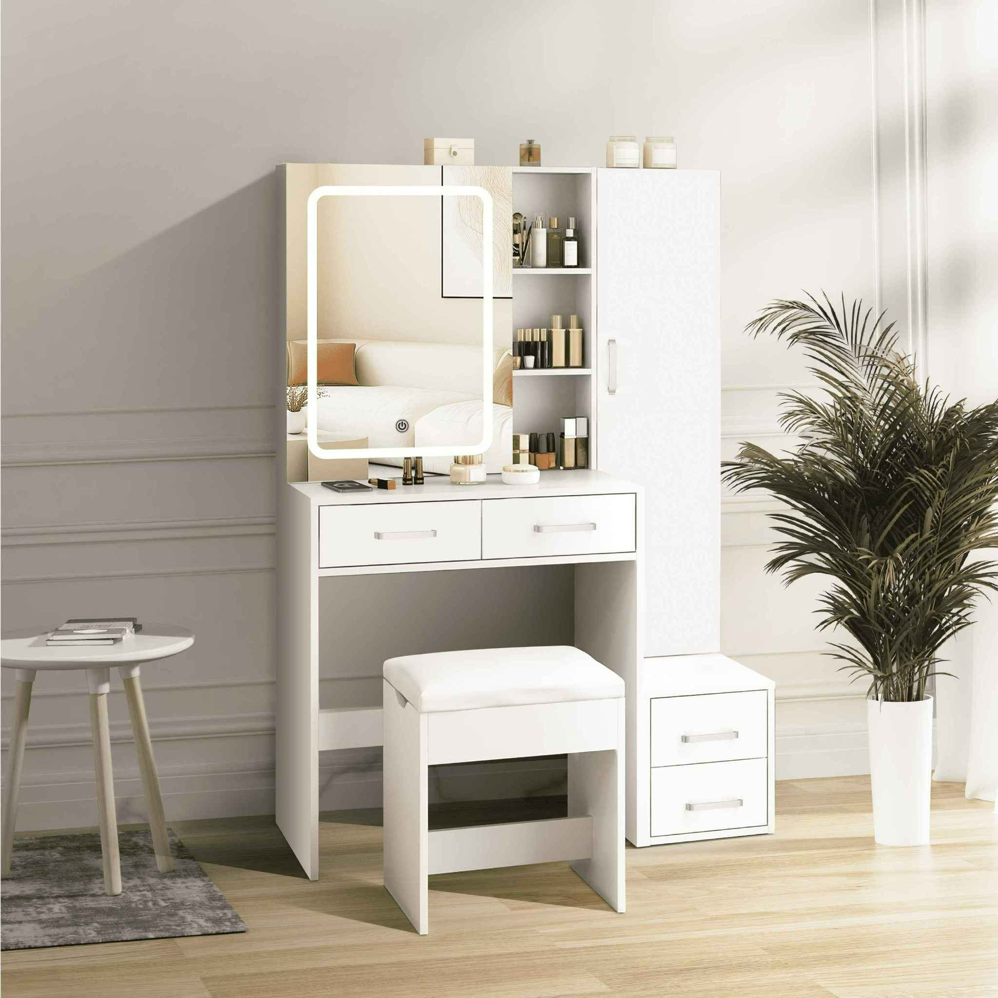 Weißer Schminktisch mit Spiegel, Hocker und Schrank. Eine Pflanze und ein kleiner Tisch sind im Raum.
