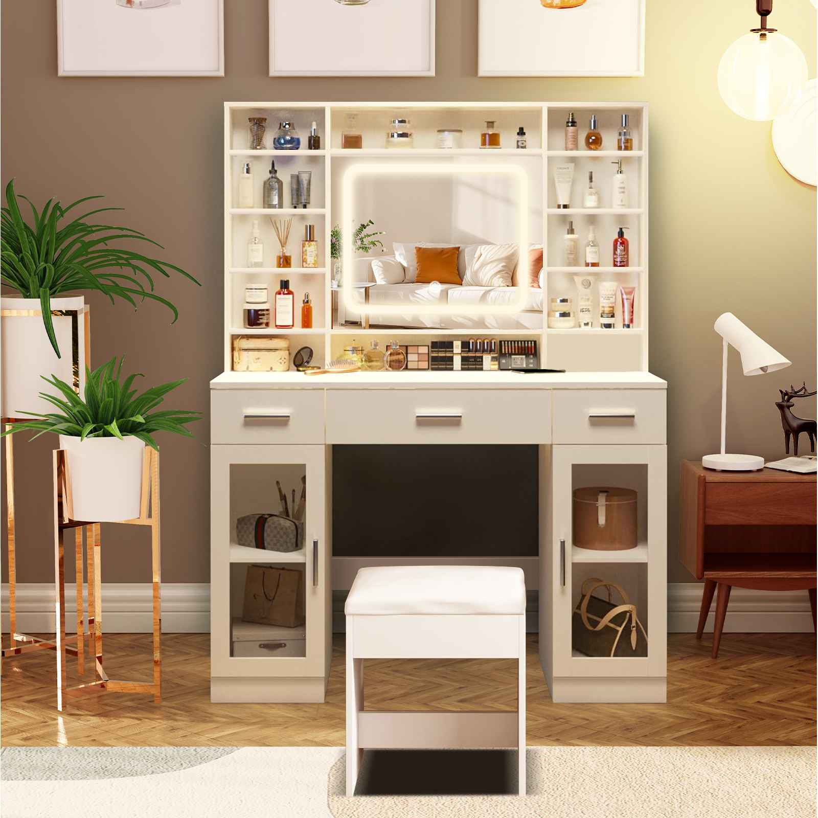 Schminktisch-Set mit Spiegel, Schubladen und Hocker. Enthält Kosmetika, Pflanzen und eine Lampe. Im Hintergrund ist ein Bett zu sehen.