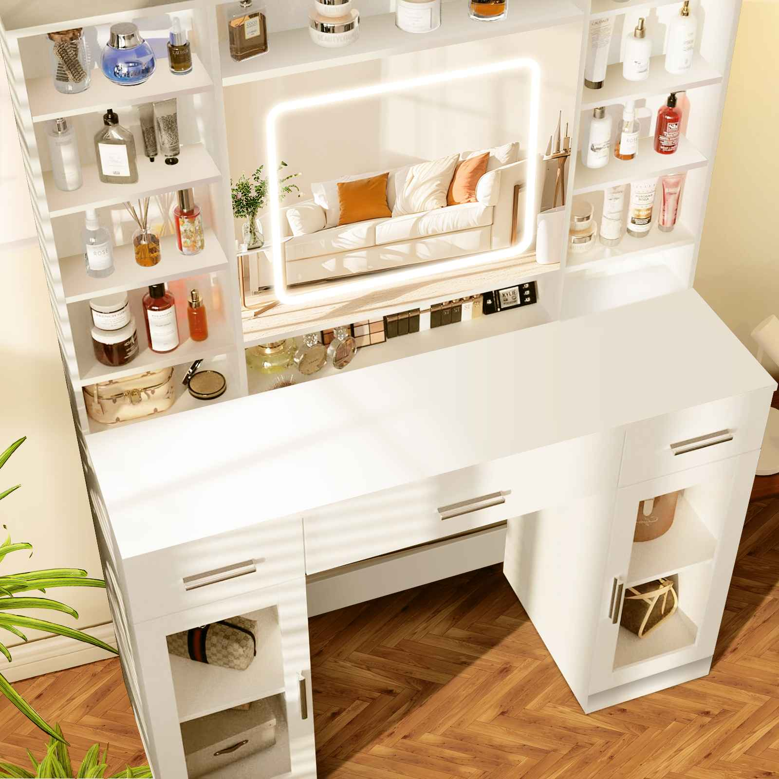 Ein weißer Schminktisch mit Regalen voller Schönheitsprodukte. Ein Spiegel spiegelt ein Sofa wider. Holzboden im Hintergrund.