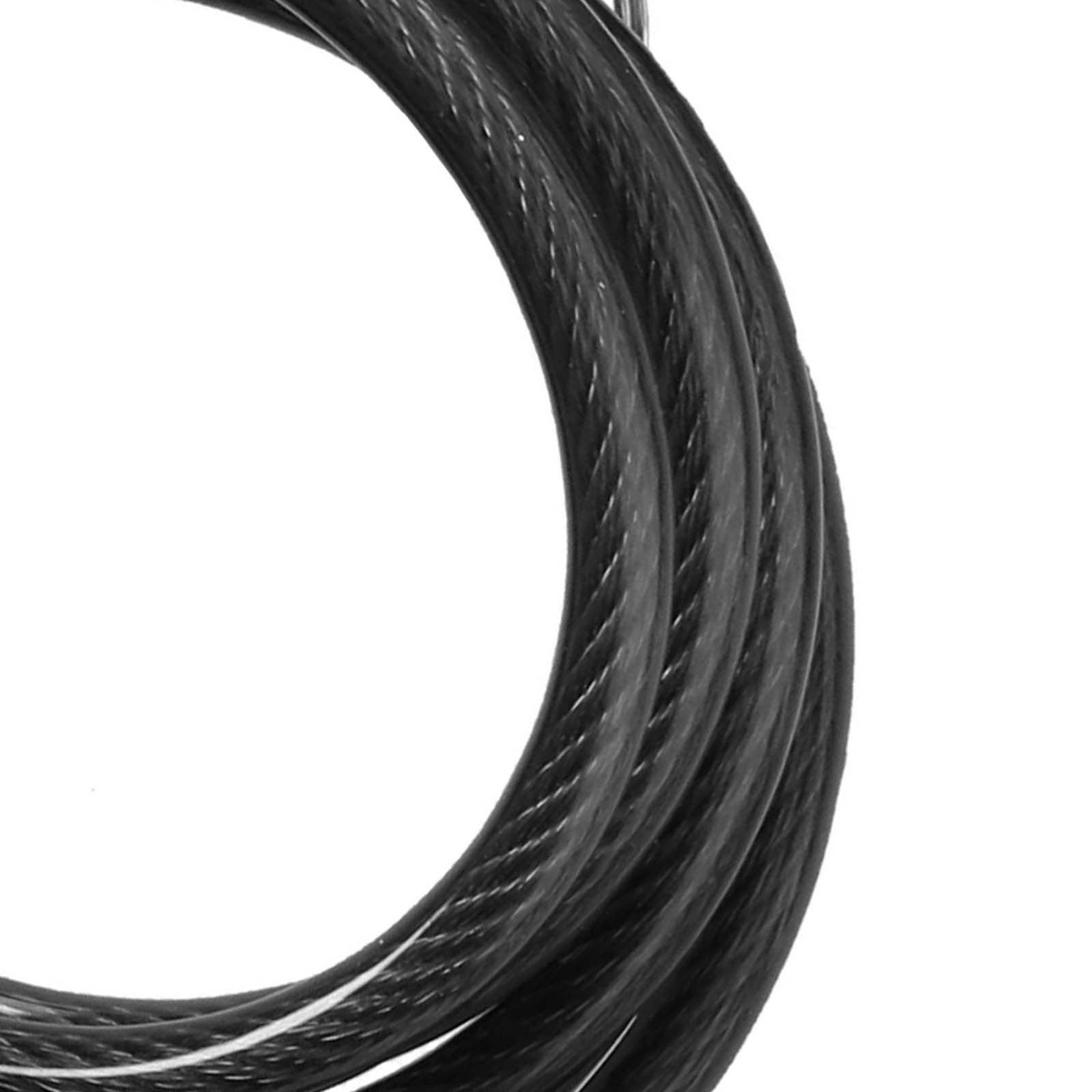 Nahaufnahme eines schwarzen Kabels in gebogener Form vor weißem Hintergrund. Das Kabel hat eine strukturierte Oberfläche.