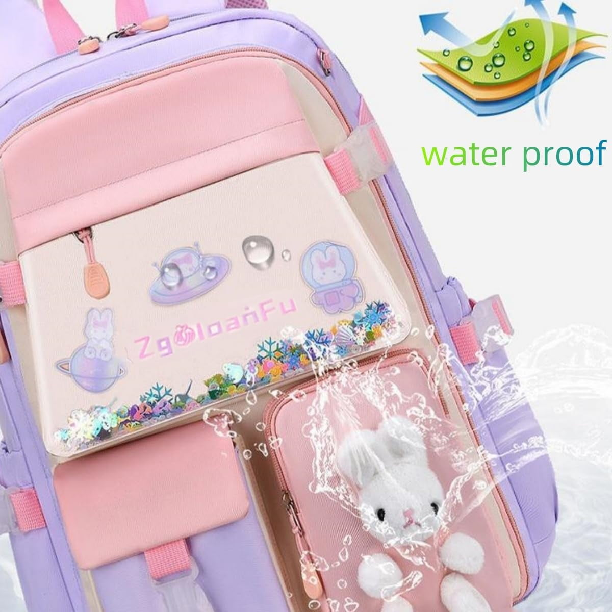 Ein rosa, lila und weißer Schulrucksack mit dekorativen Elementen. Er hat ein Hasenmuster und ist mit "wasserdicht" beschriftet.