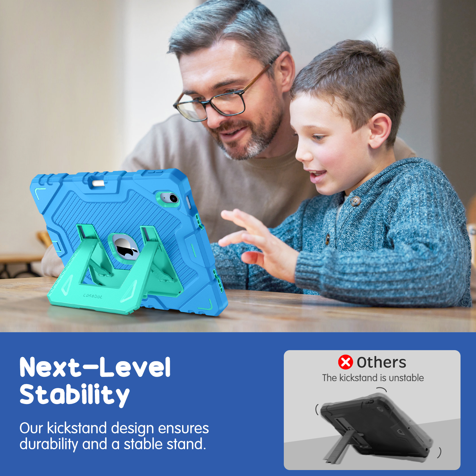 Ein Mann und ein Junge betrachten ein blaues Tablet. Eine blau-grüne Hülle stützt es. Der Text lautet 'Next-Level Stability'.