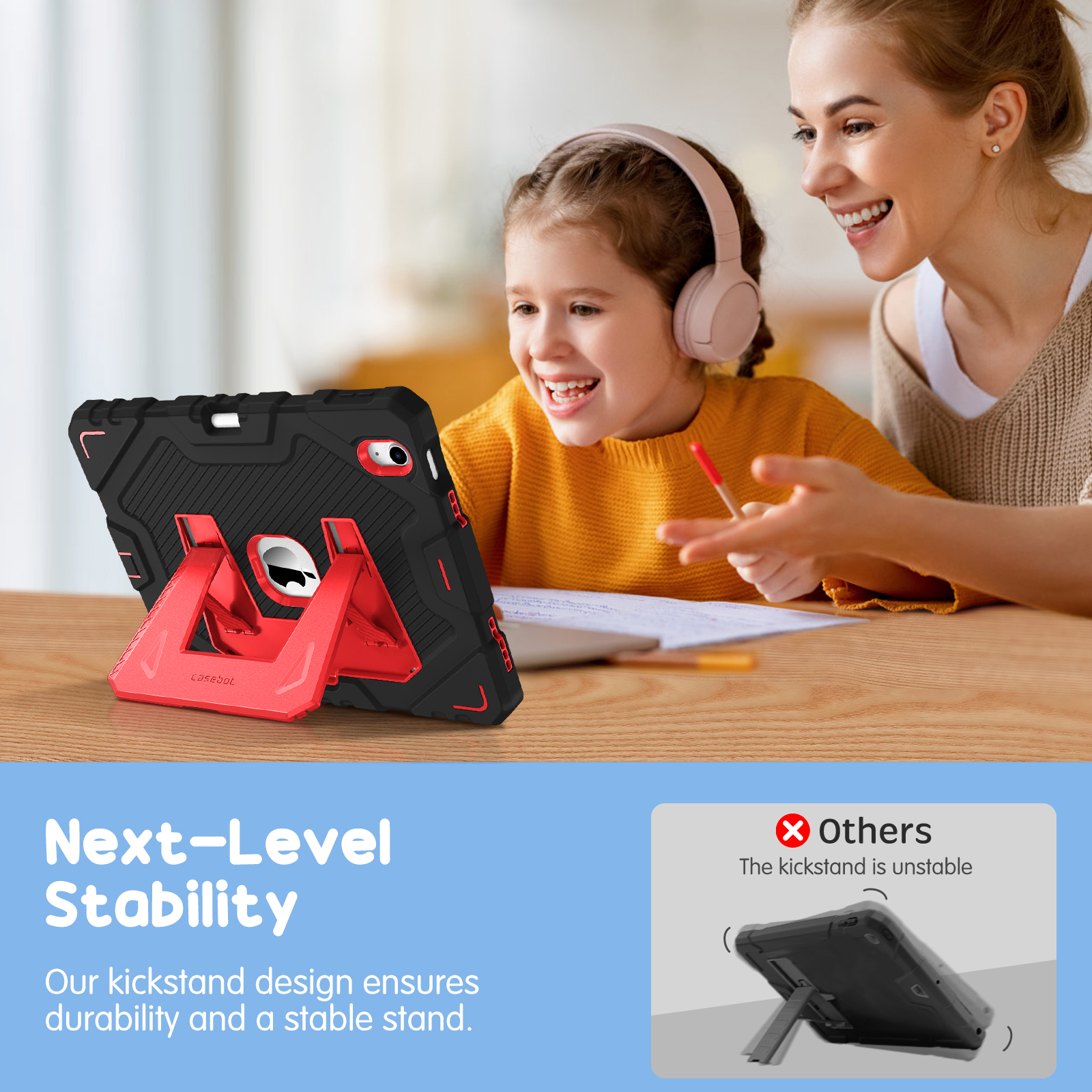 Ein Kind und ein Erwachsener lächeln, während sie auf ein Tablet in einer schwarz-roten Hülle schauen. Die Hülle liegt auf einem Holztisch.