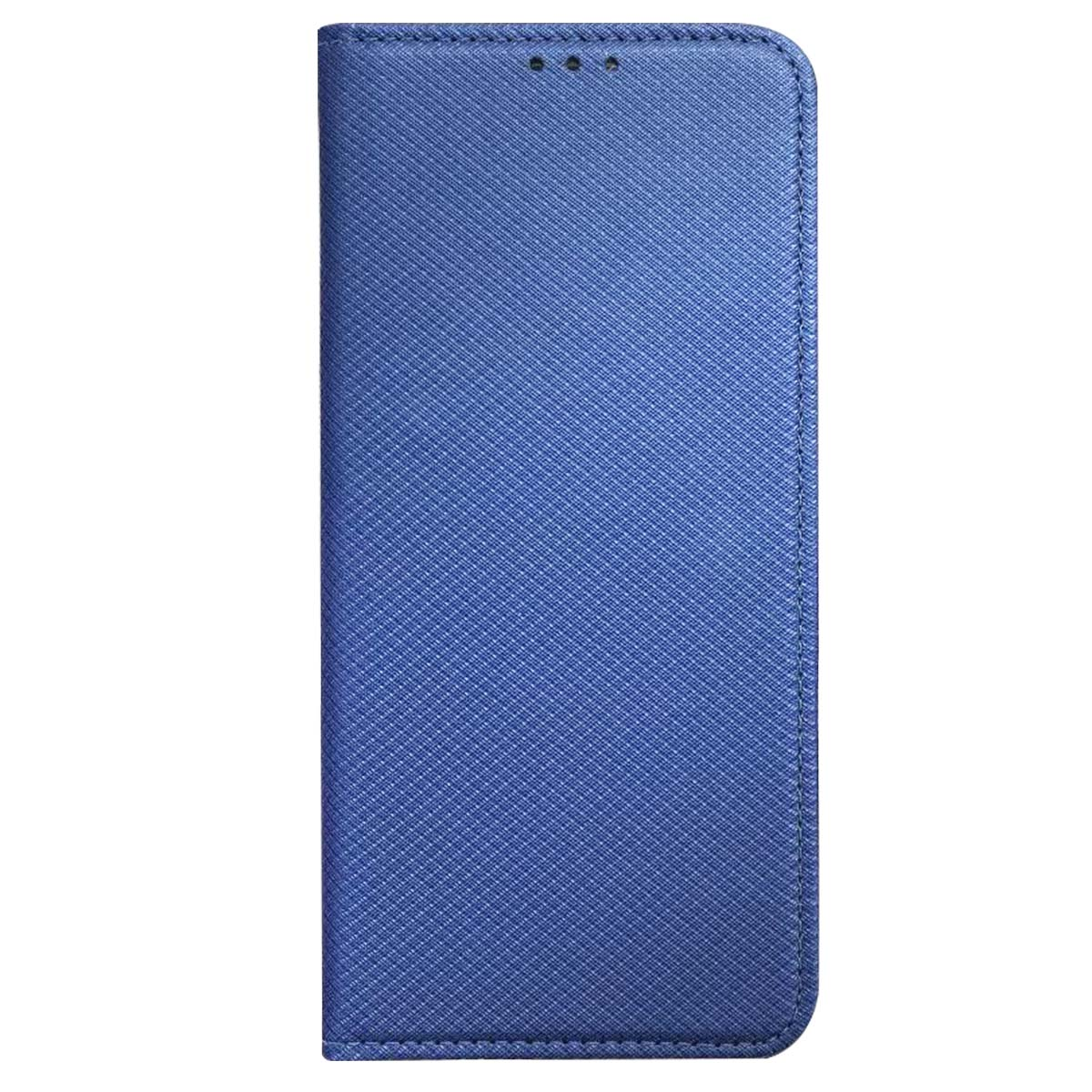 Una custodia blu per telefono con superficie strutturata su sfondo bianco. La custodia è rettangolare, con bordo cucito.
