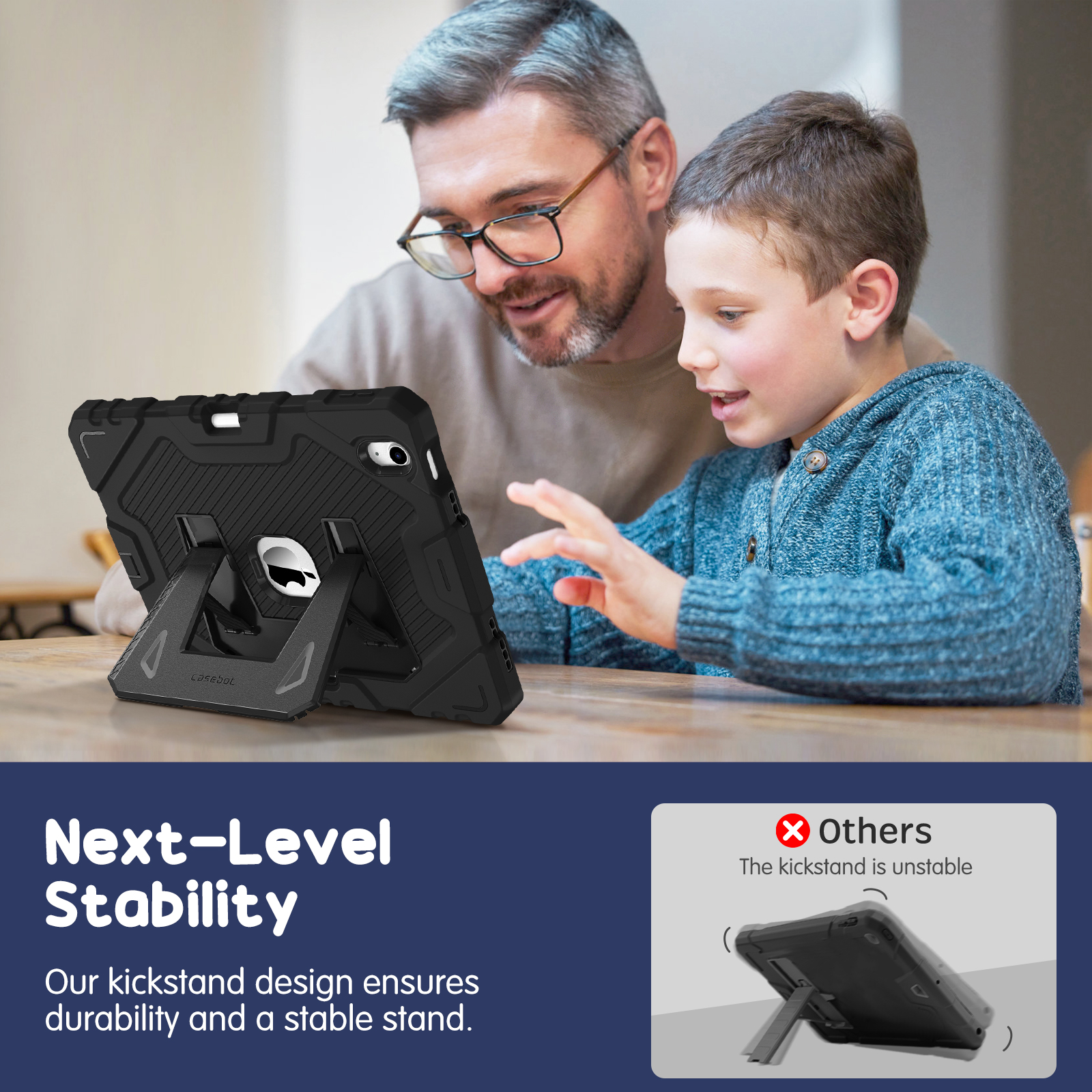 Ein Mann und ein Junge betrachten ein Tablet mit schwarzem Gehäuse. Das Tablet steht auf einem Tisch mit Ständer. Text: Next-Level Stability