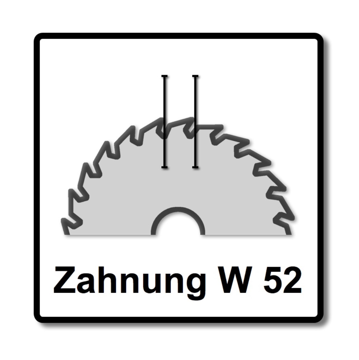 Ein Schild mit einem Sägeblattbild und dem Text 'Zahnung W 52'. Das Blatt ist grau mit schwarzen Zähnen, vor weißem Hintergrund.