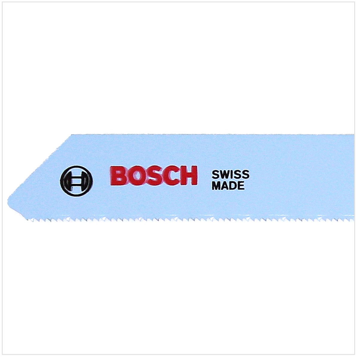 Ein hellblaues Bosch-Sägeblatt mit rotem Markennamen, dem Bosch-Logo und 'Swiss Made' in Schwarz.