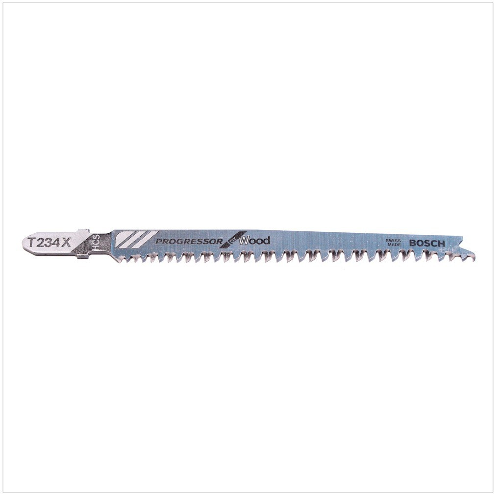 Une lame de scie sauteuse en métal, étiquetée T234X, PROGRESSOR Wood et BOSCH. La lame a des dents le long du bord inférieur et est sur fond blanc.