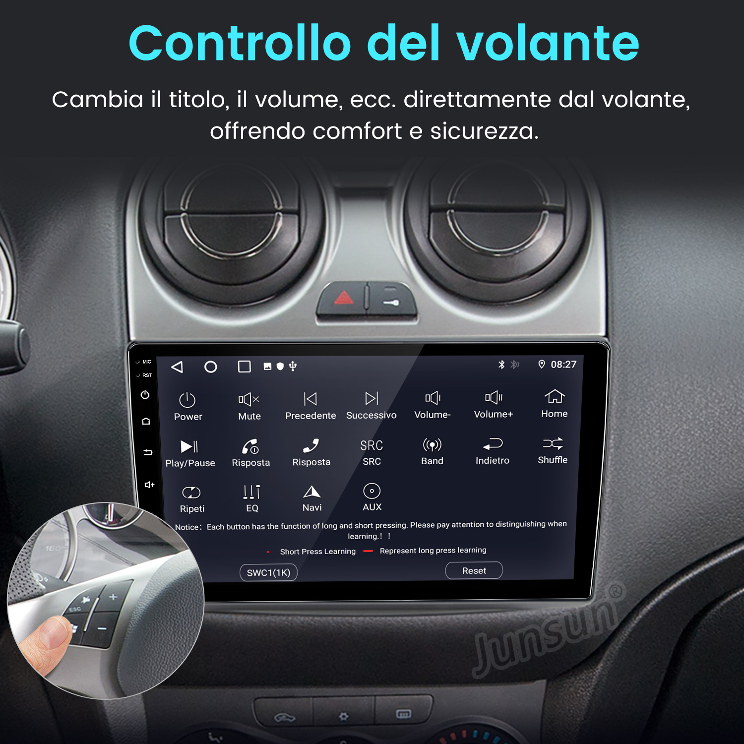 Cruscotto dell'auto con touchscreen che mostra le impostazioni. Una mano preme un pulsante sul volante. Il testo in italiano indica il controllo del volume.