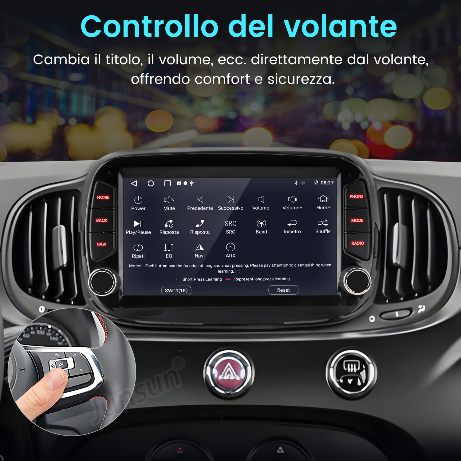 Cruscotto dell'auto con touchscreen, comandi al volante e pulsanti vari. Una mano tocca il pulsante del volante.