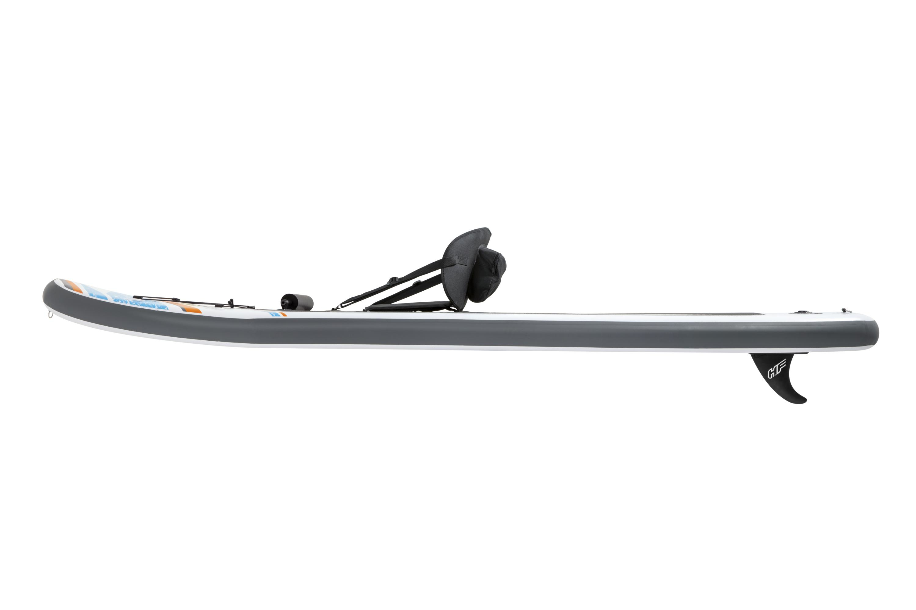 Una tabla de remo inflable con asiento negro, aletas y detalles en naranja y azul, sobre fondo blanco.