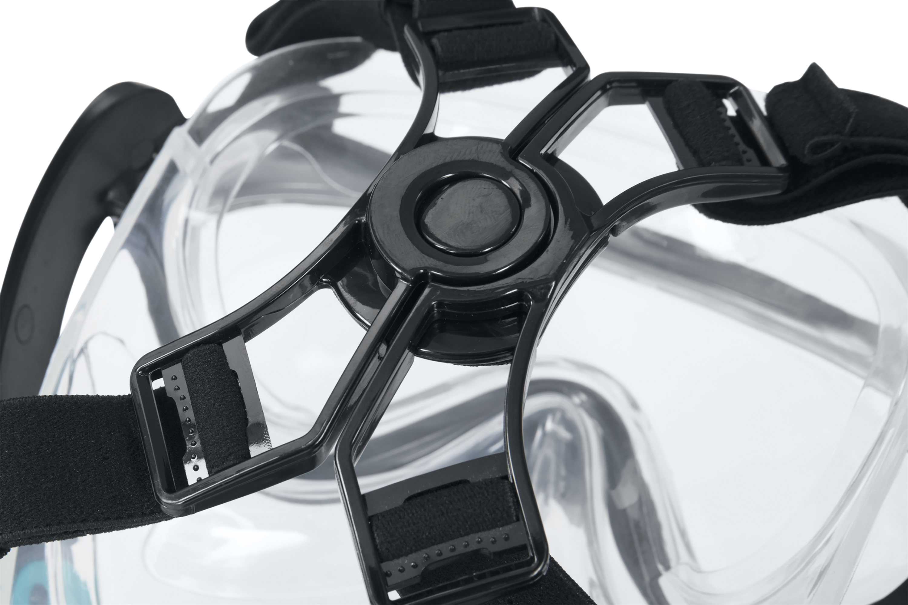 Zbliżenie czarnej maski do nurkowania z przezroczystym plastikiem i czarnymi paskami. Maska jest na białym tle.